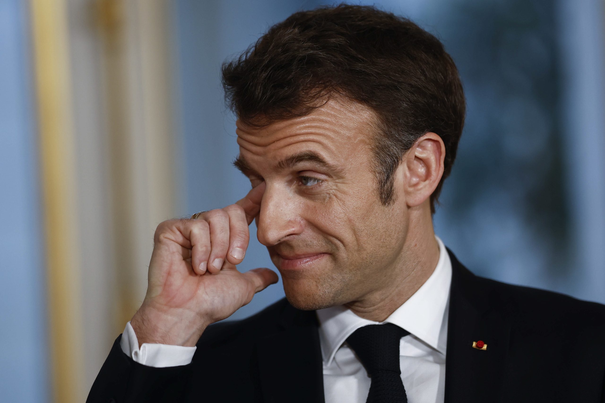 Macron reúne com responsáveis da indústria de defesa e pede que estes “assumam riscos”