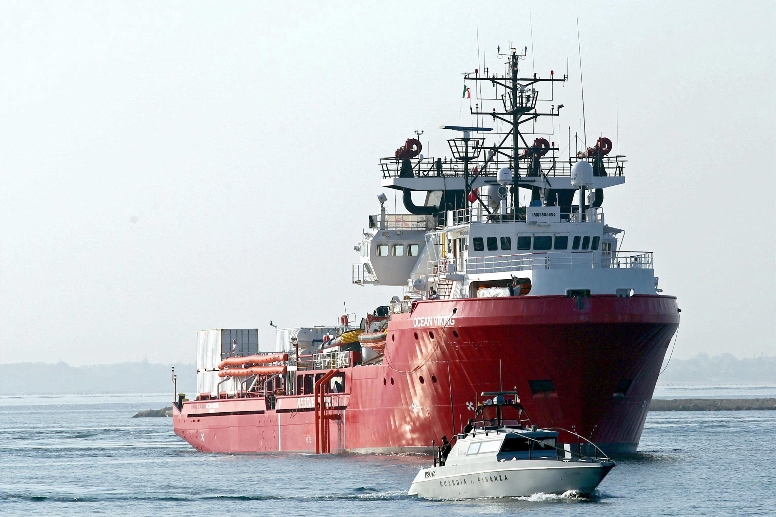 Embarcação com 180 migrantes aguarda autorização de desembarque na Europa