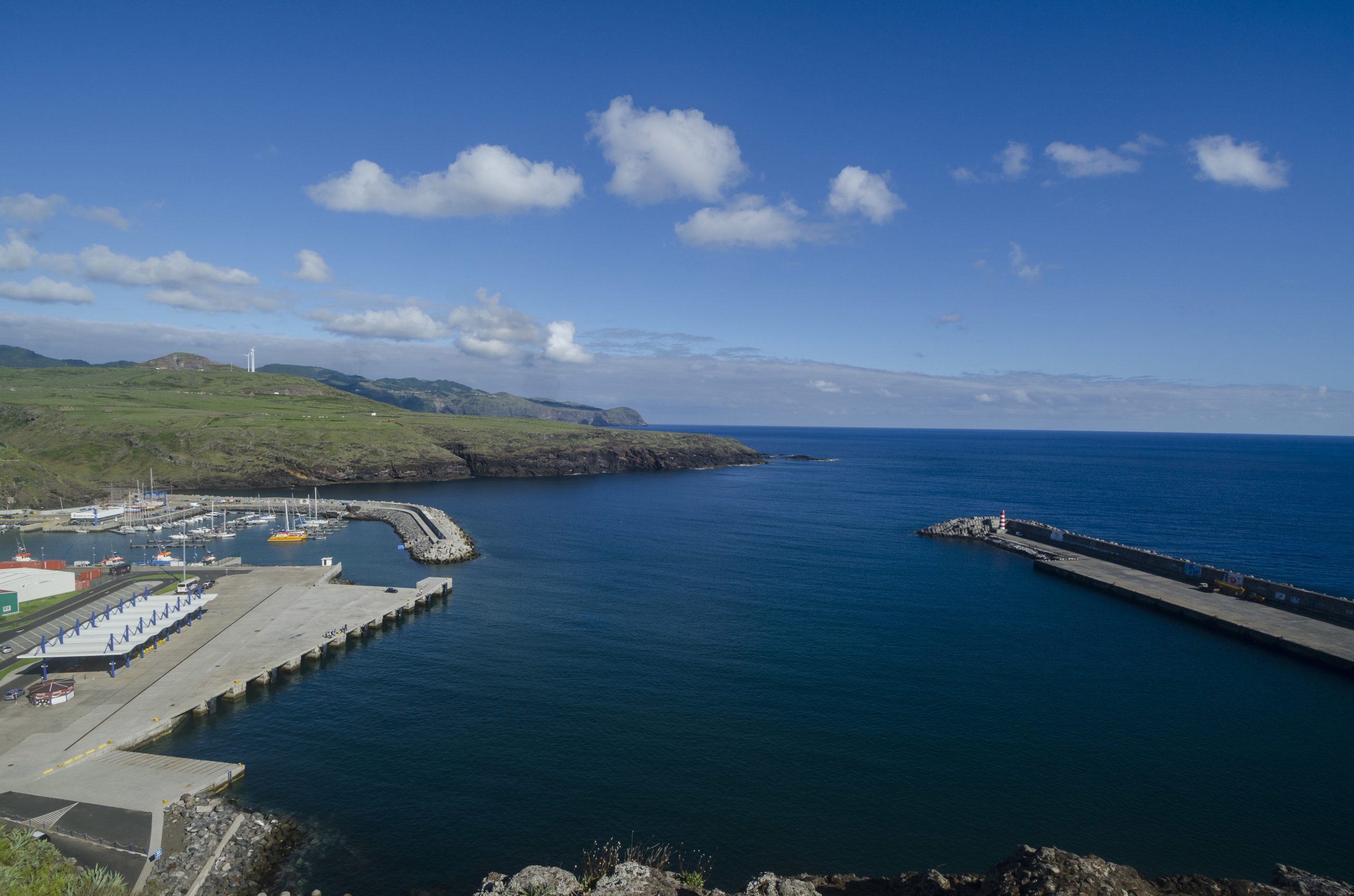 Buscas por dois pescadores desaparecidos nos Açores continuam