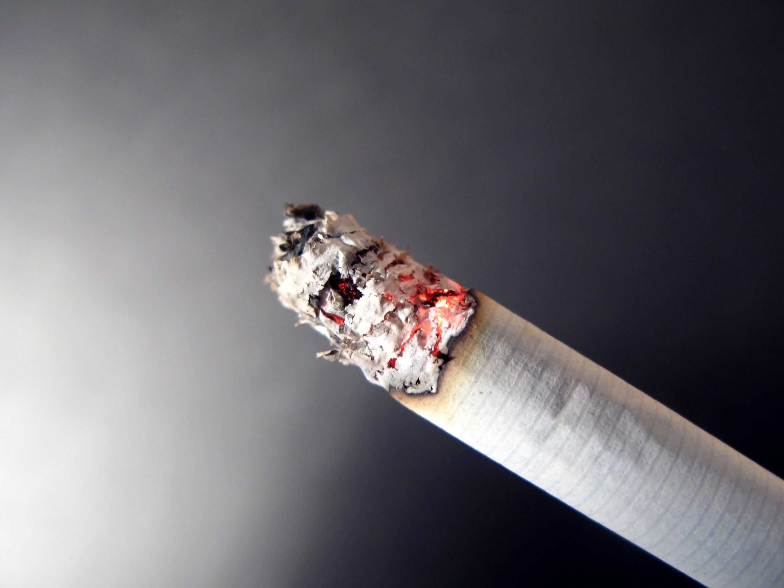 Restrição de locais de venda de tabaco pode levar ao incentivo do comércio ilícito de tabaco