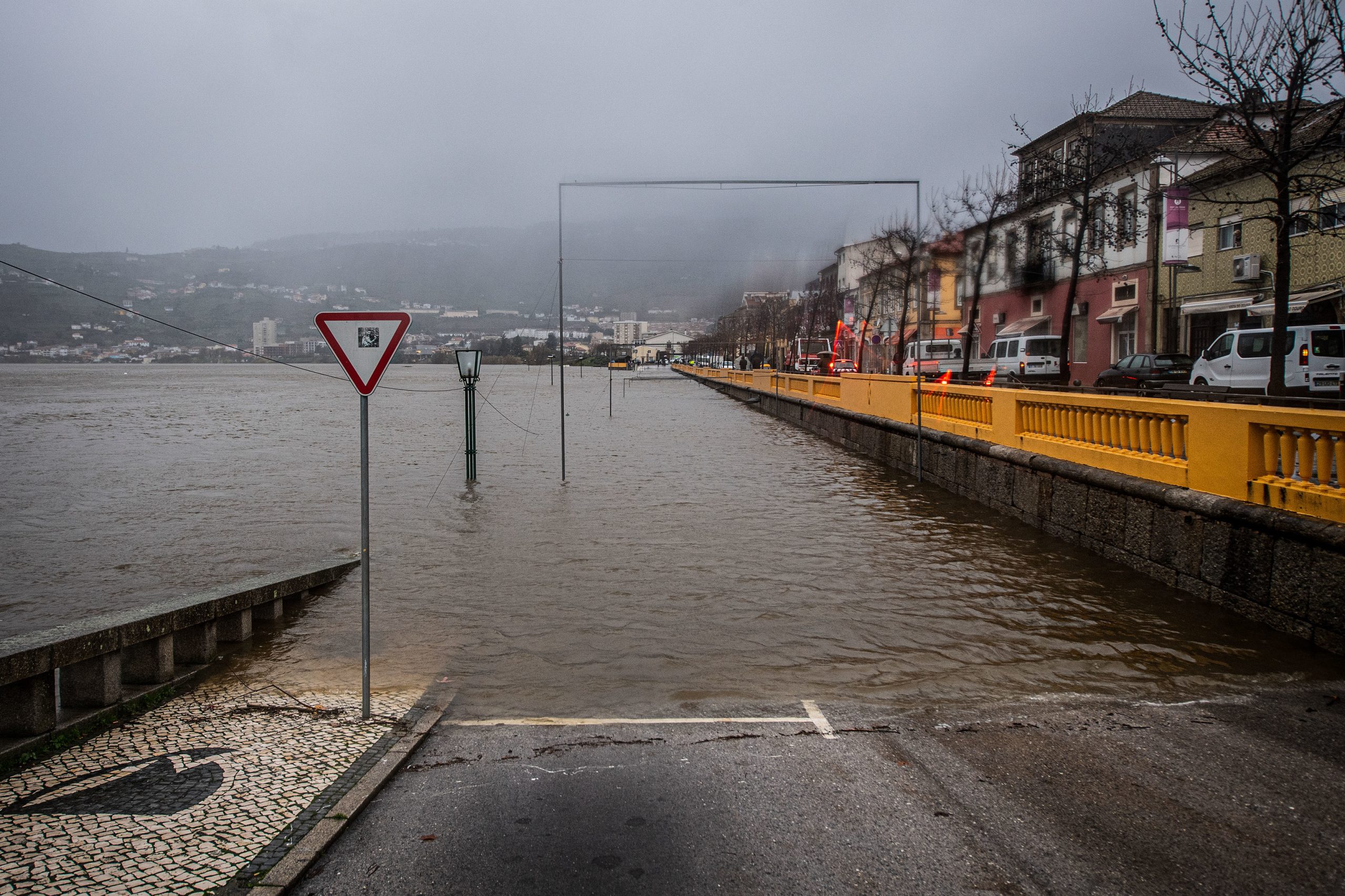 Mau Tempo: Derrocada corta estradas no Pinhão e rio Douro sobe na Régua