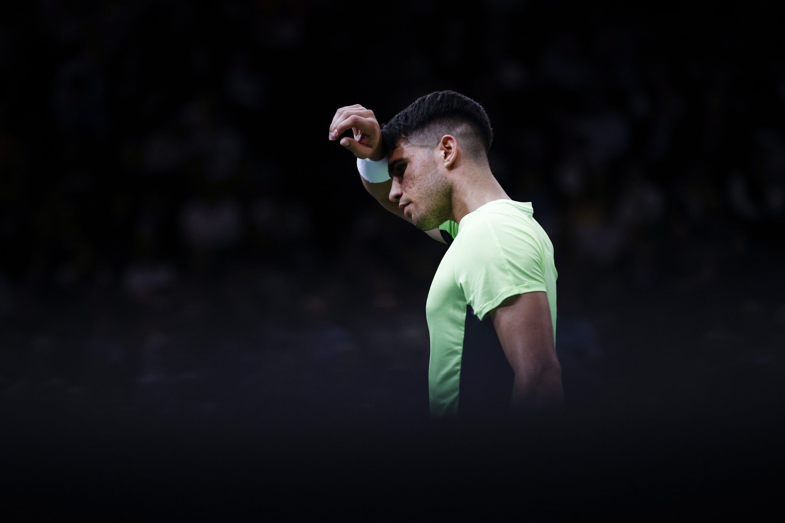 Carlos Alcaraz afastado à primeira no Masters 1.000 de Paris