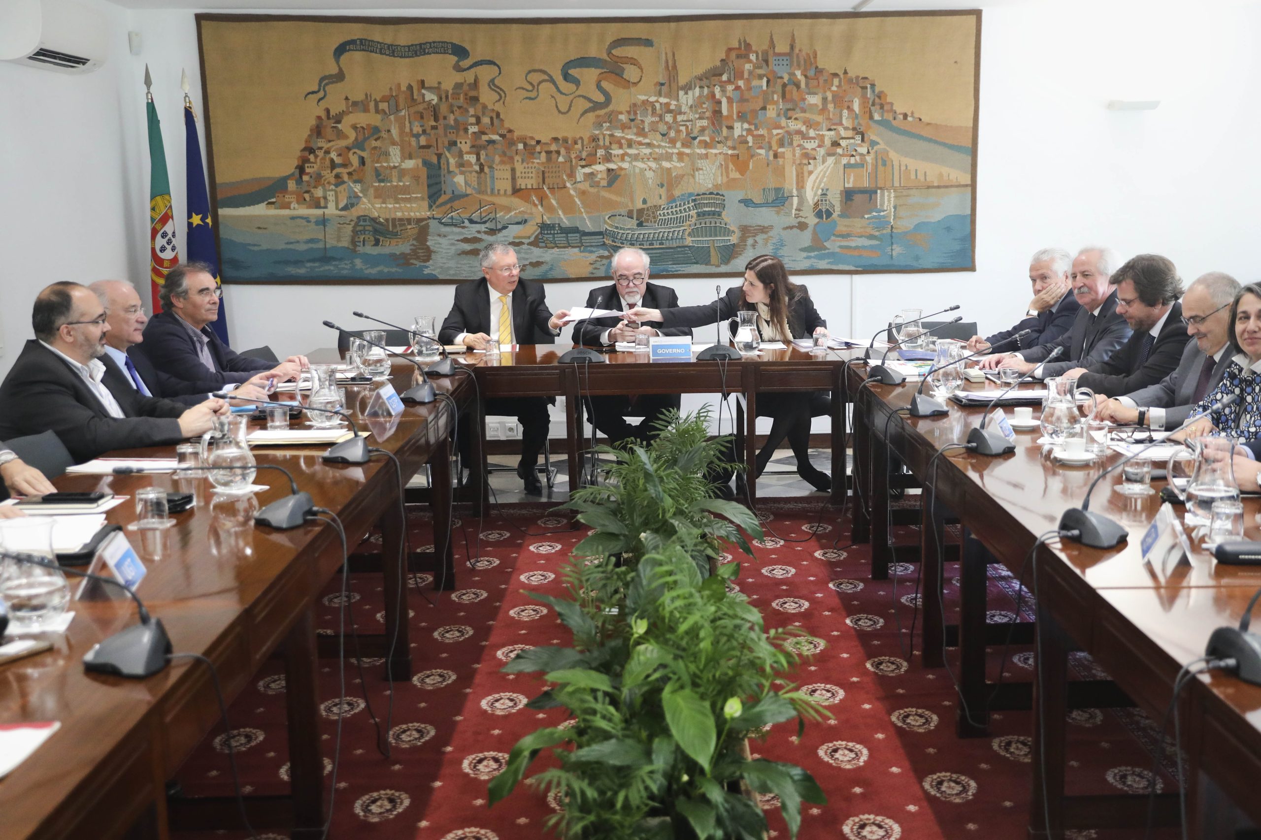 Governo e parceiros sociais discutem amanhã valor do salário mínimo para 2018