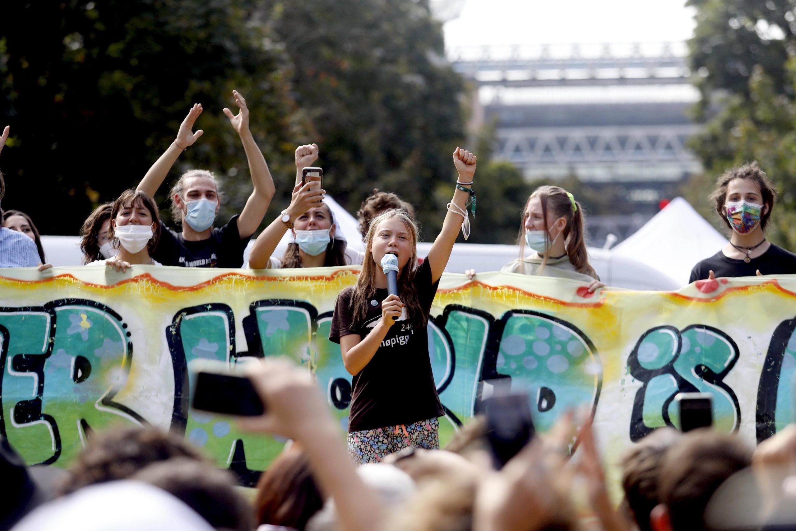 Jovens ativistas marcham no centro de Milão para exigir ação climática urgente