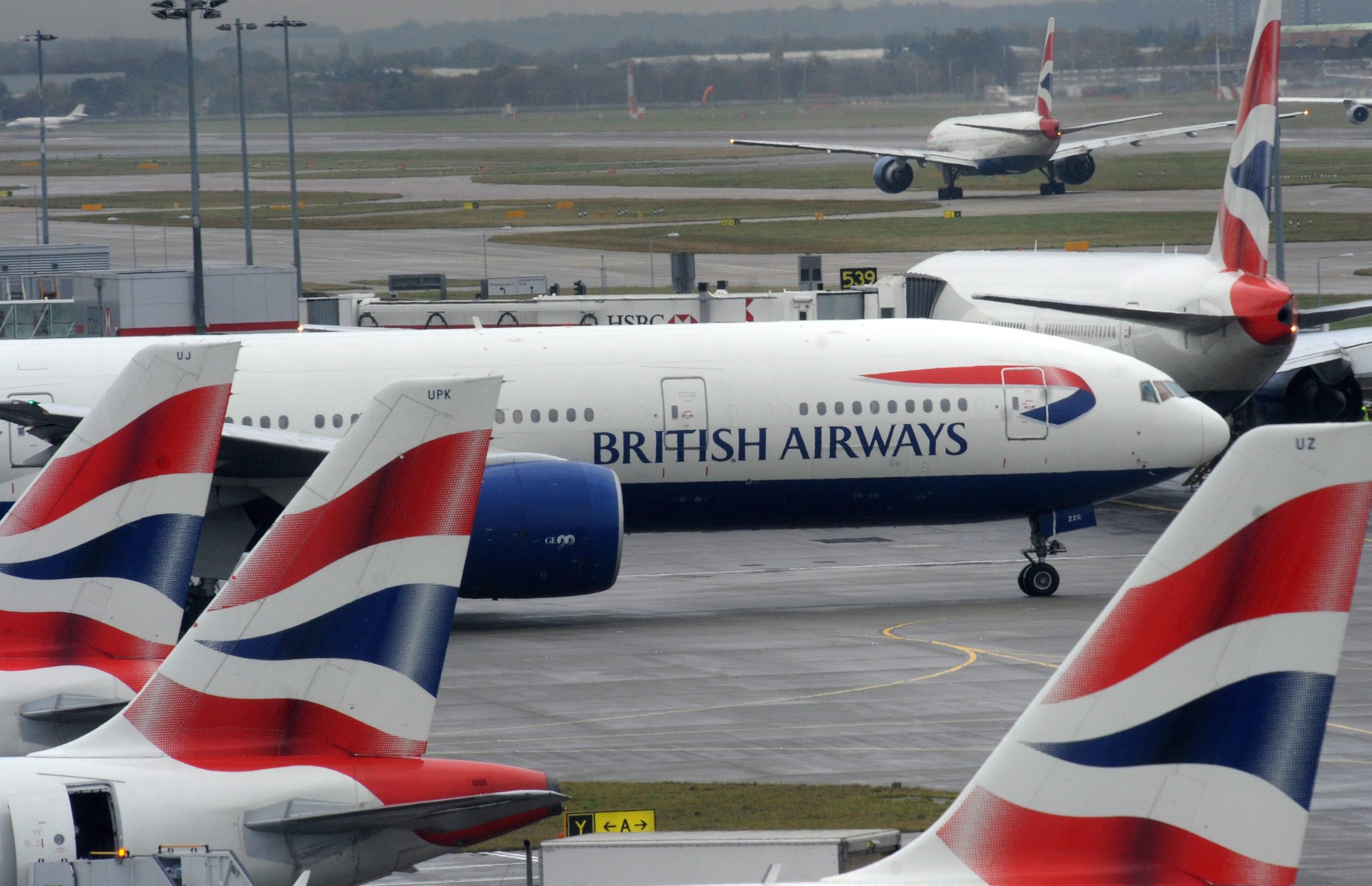 Avião da British Airways aterrou na base das Lajes devido a discussão a bordo