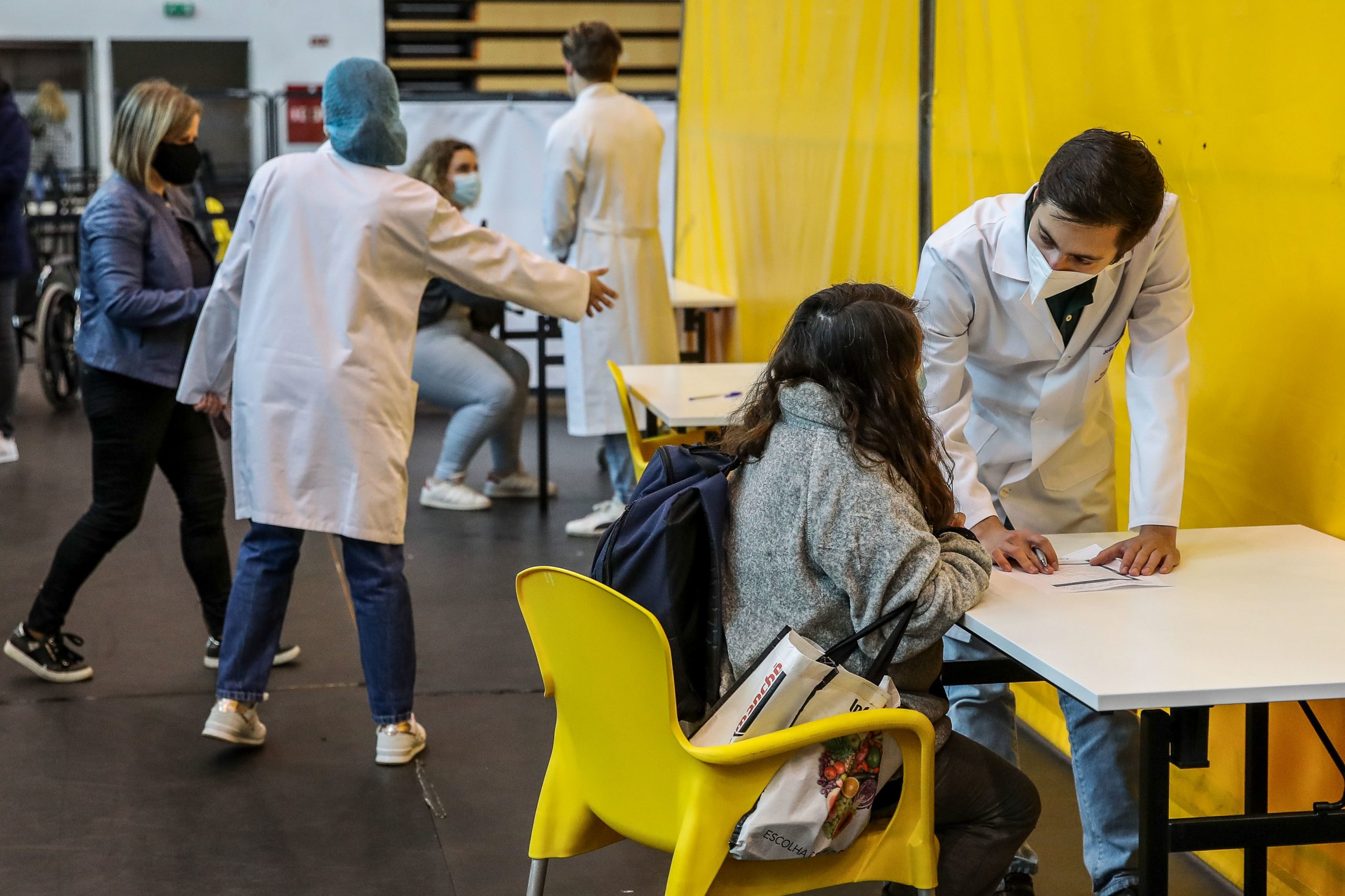 Covid-19: 27 mil profissionais das escolas já vacinados