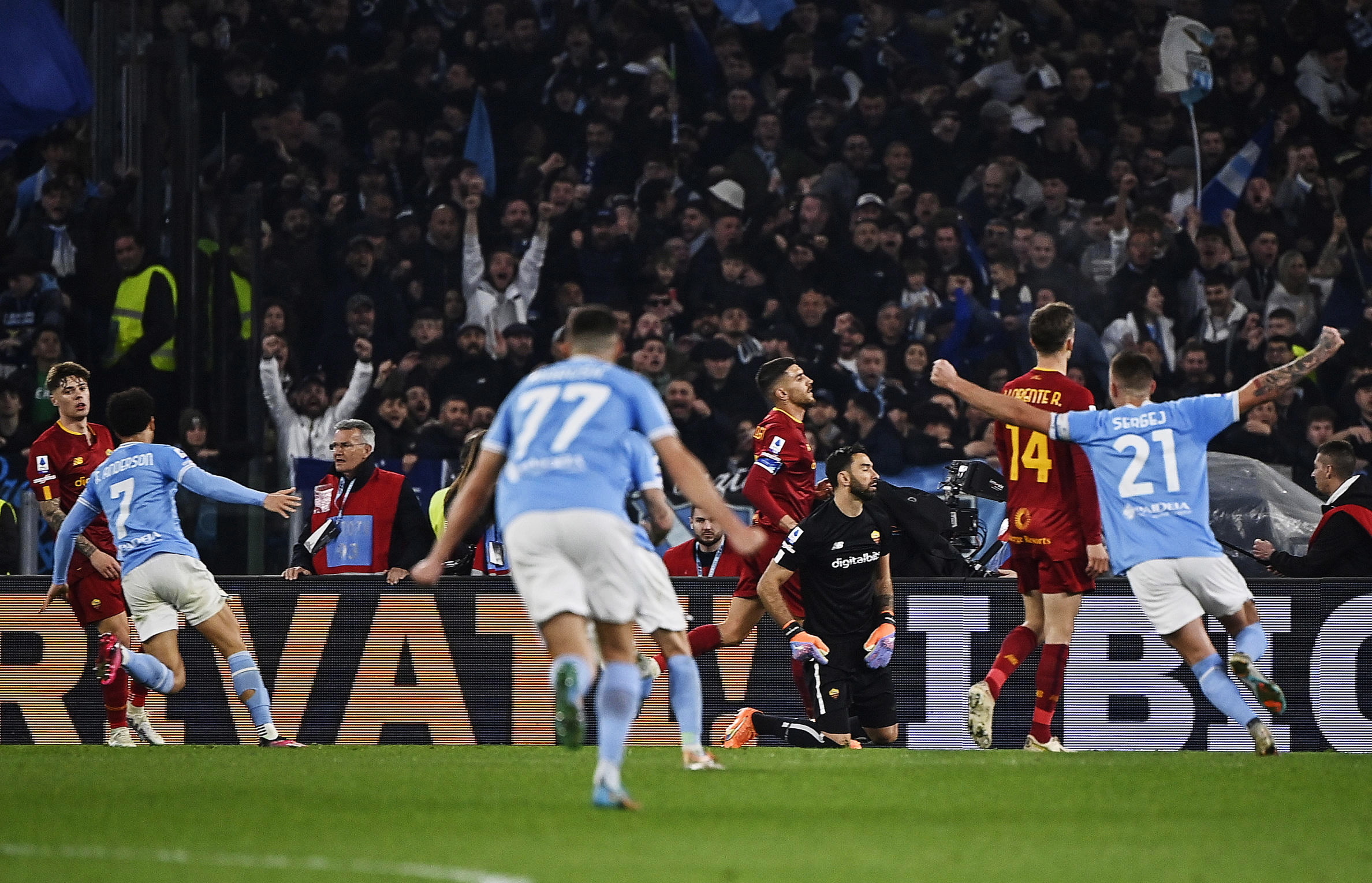 Roma, de Mourinho, perde com Lazio no dérbi da capital italiana