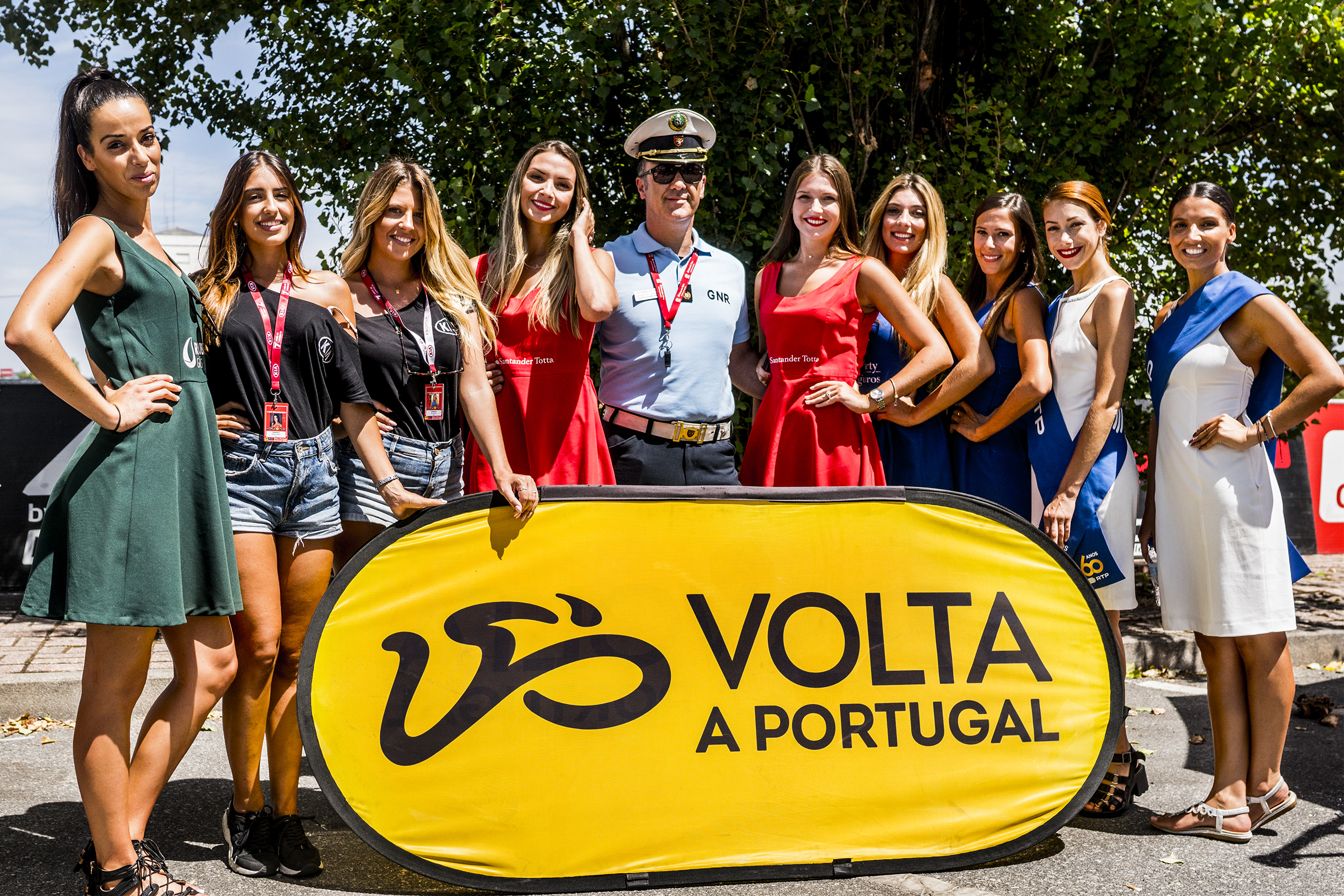Elas e eles deram a Volta a Portugal. Elas querem continuar a dar beijos. Eles, a garantir a segurança