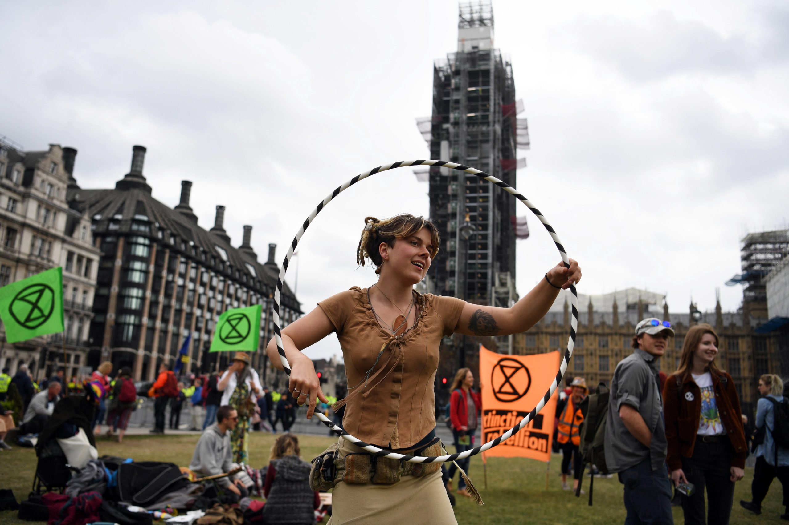 Ativistas do grupo Extinction Rebellion bloqueiam entrada da bolsa de Londres