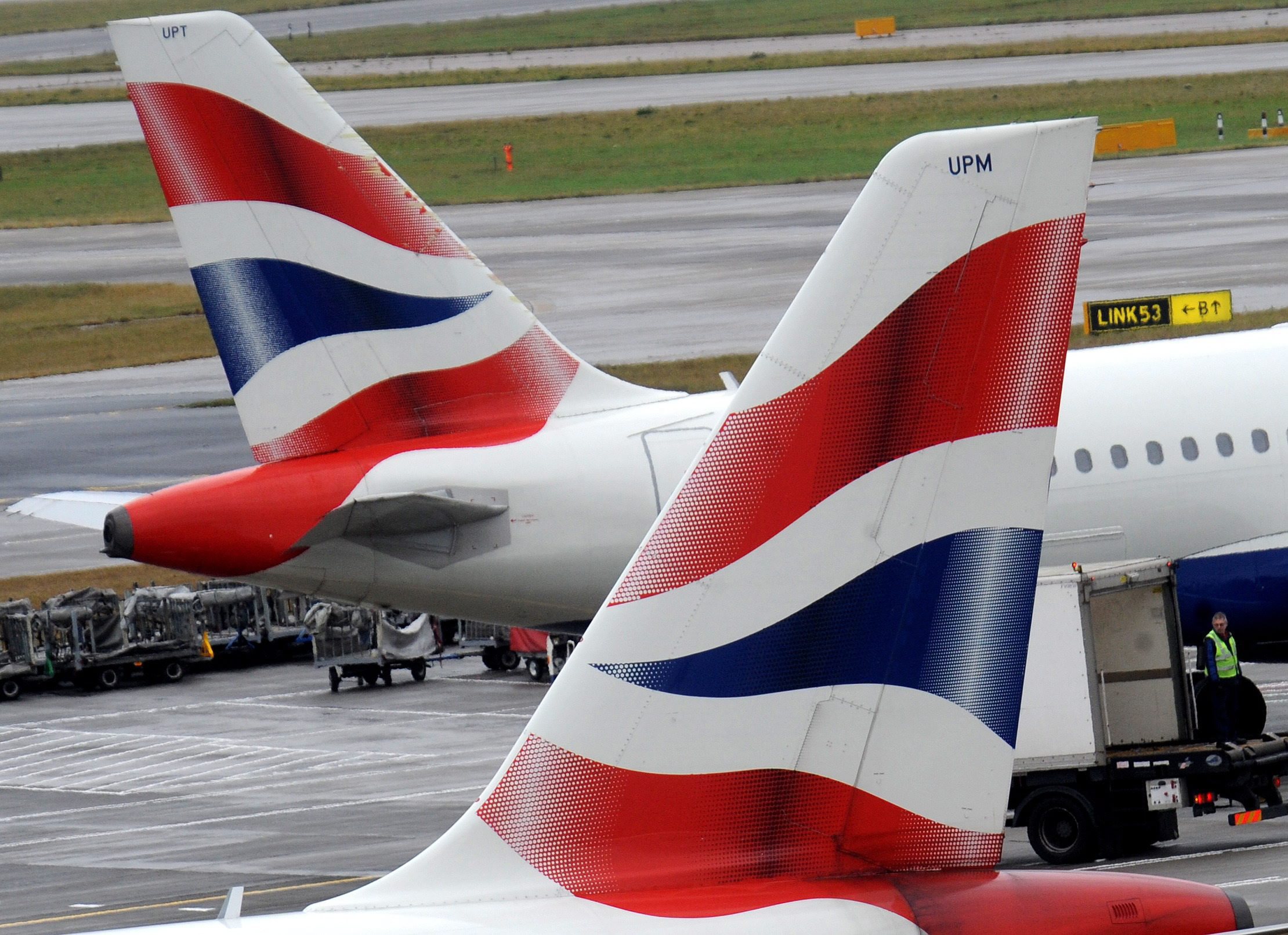 Reino Unido: Passageiro sofre ataque de pânico e tenta abrir porta de avião em pleno voo