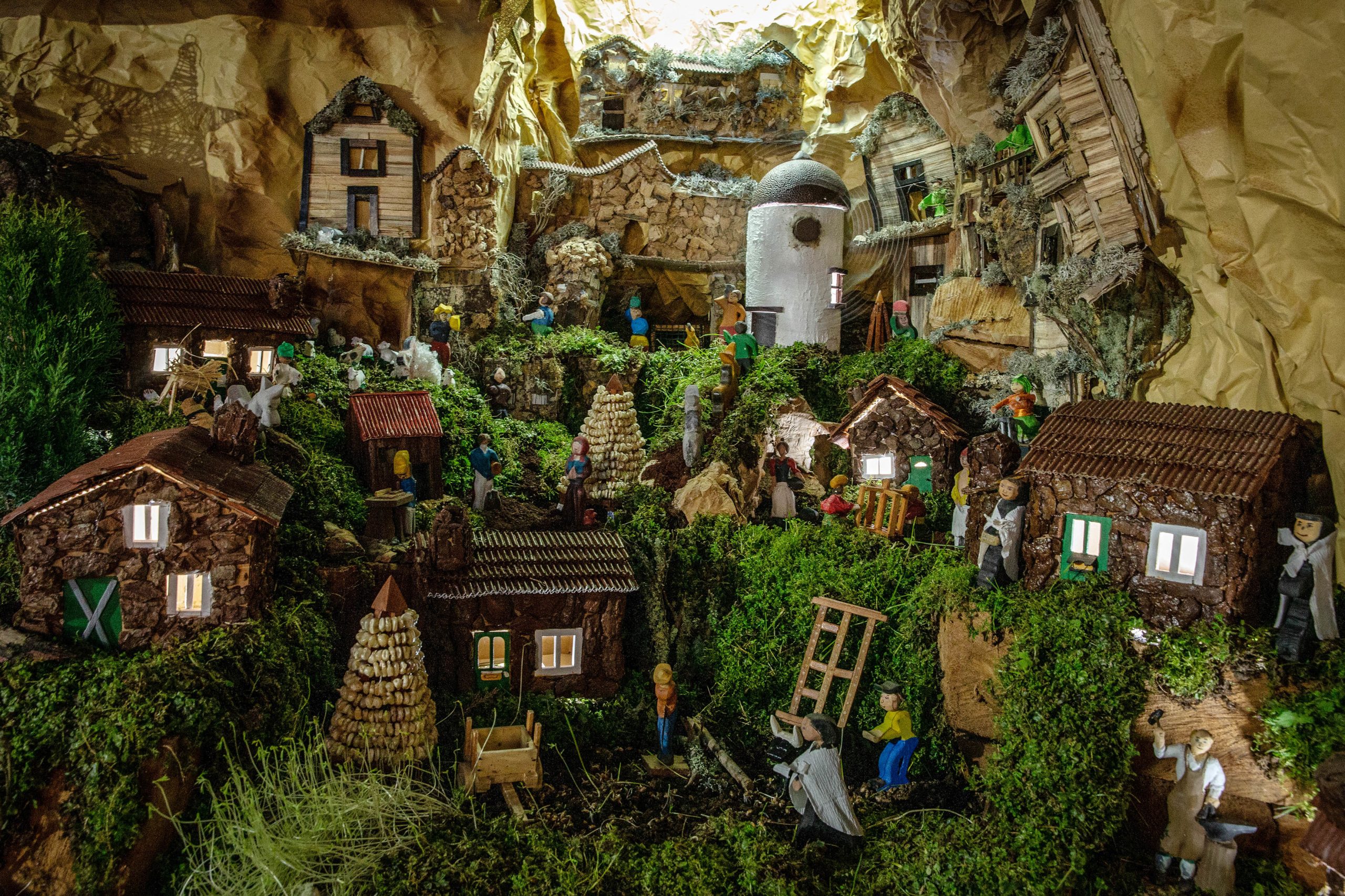 Na Casa dos Manaias, as figuras do presépio fazem-se de barro, materiais reciclados e histórias de superação de vícios