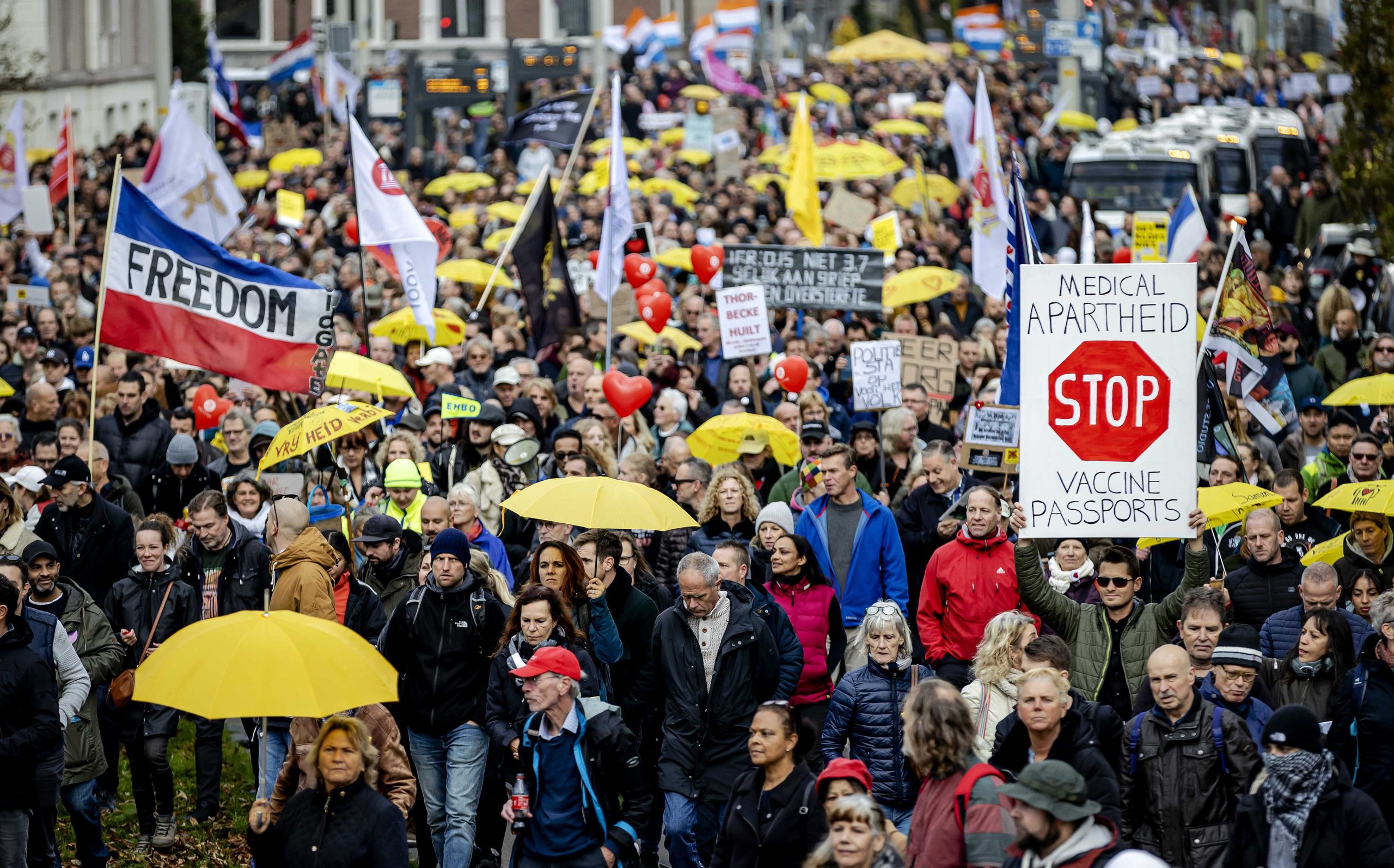 Covid-19: Milhares protestam contra reintrodução de restrições nos Países Baixos