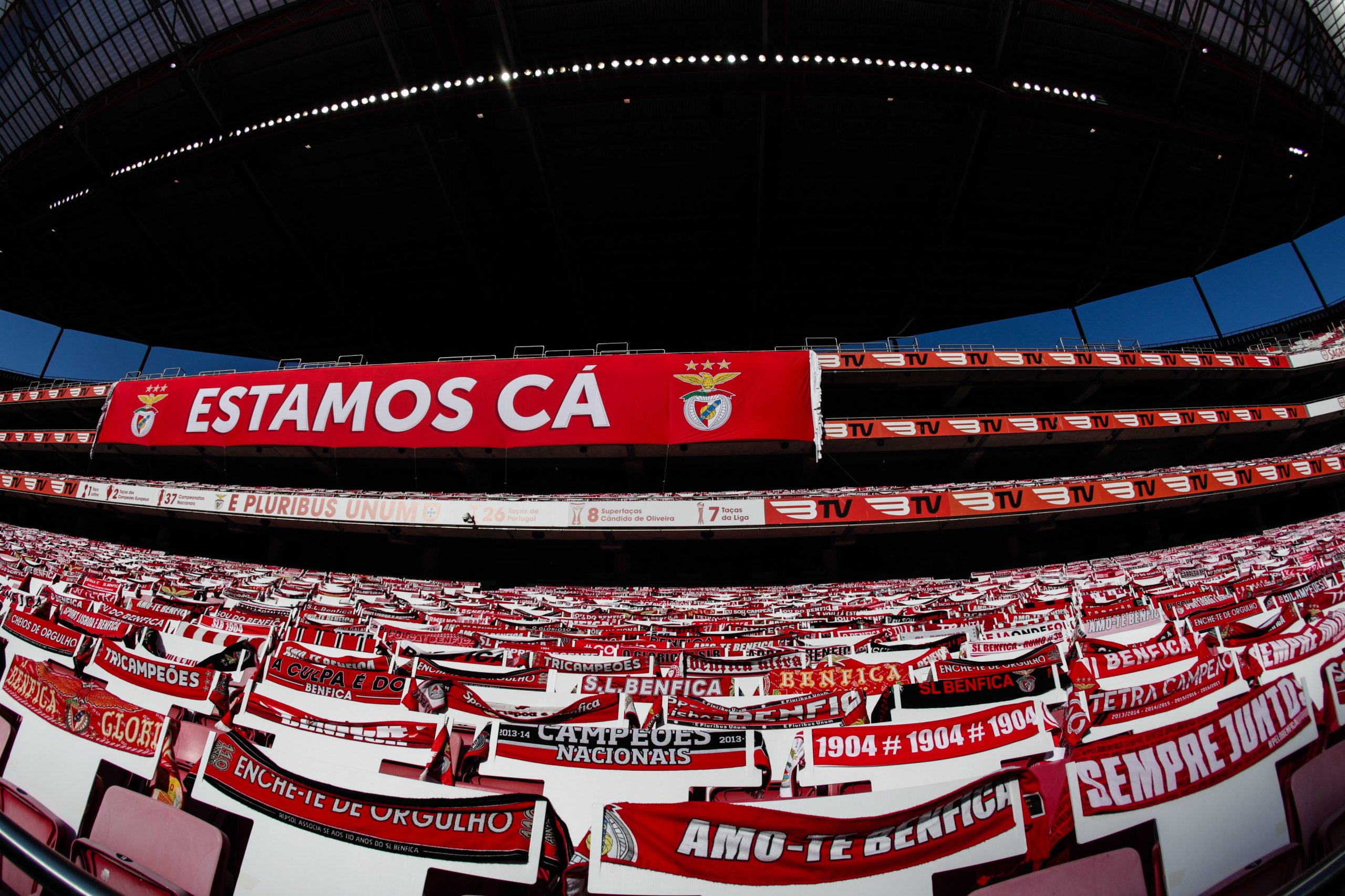 Benfica pediu cachecóis aos adeptos para cobrir a Luz. Veja como ficou o Estádio