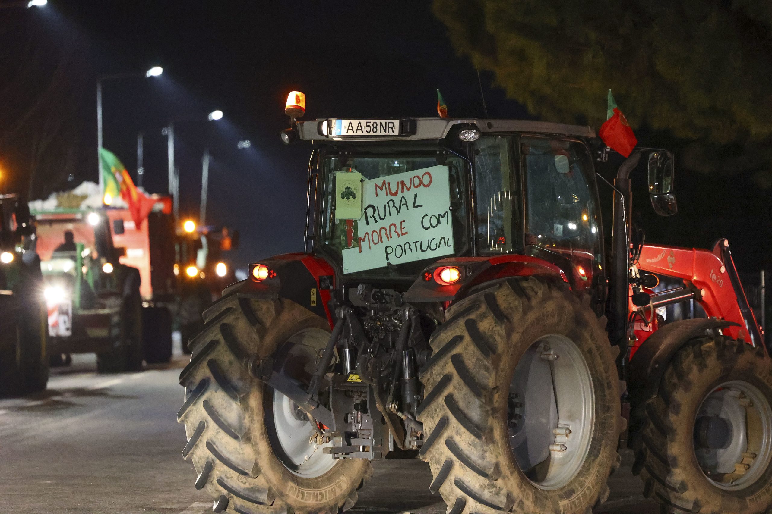 Agricultores: Trânsito no IC1 cortado na Mimosa