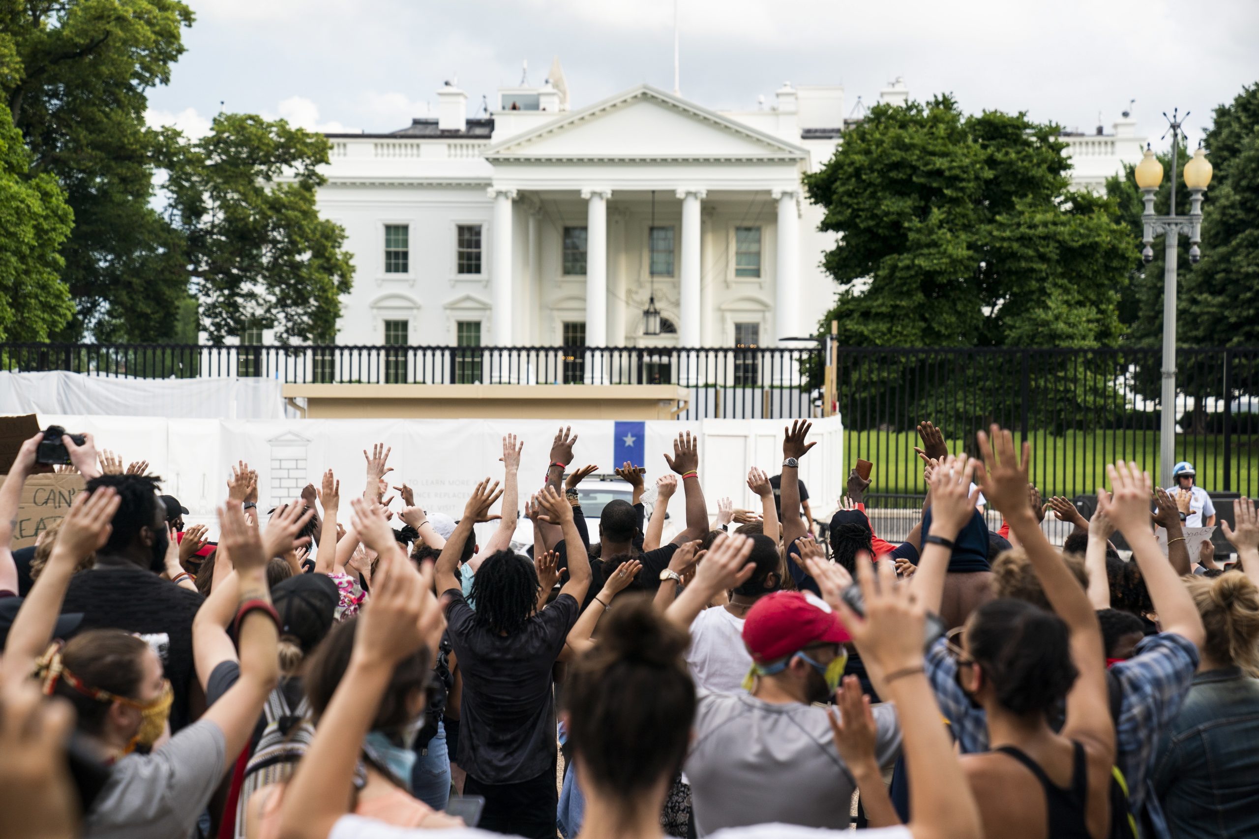 Trump acusa manifestantes em frente à Casa Branca de “causarem problemas” e de fazerem parte da “esquerda radical”