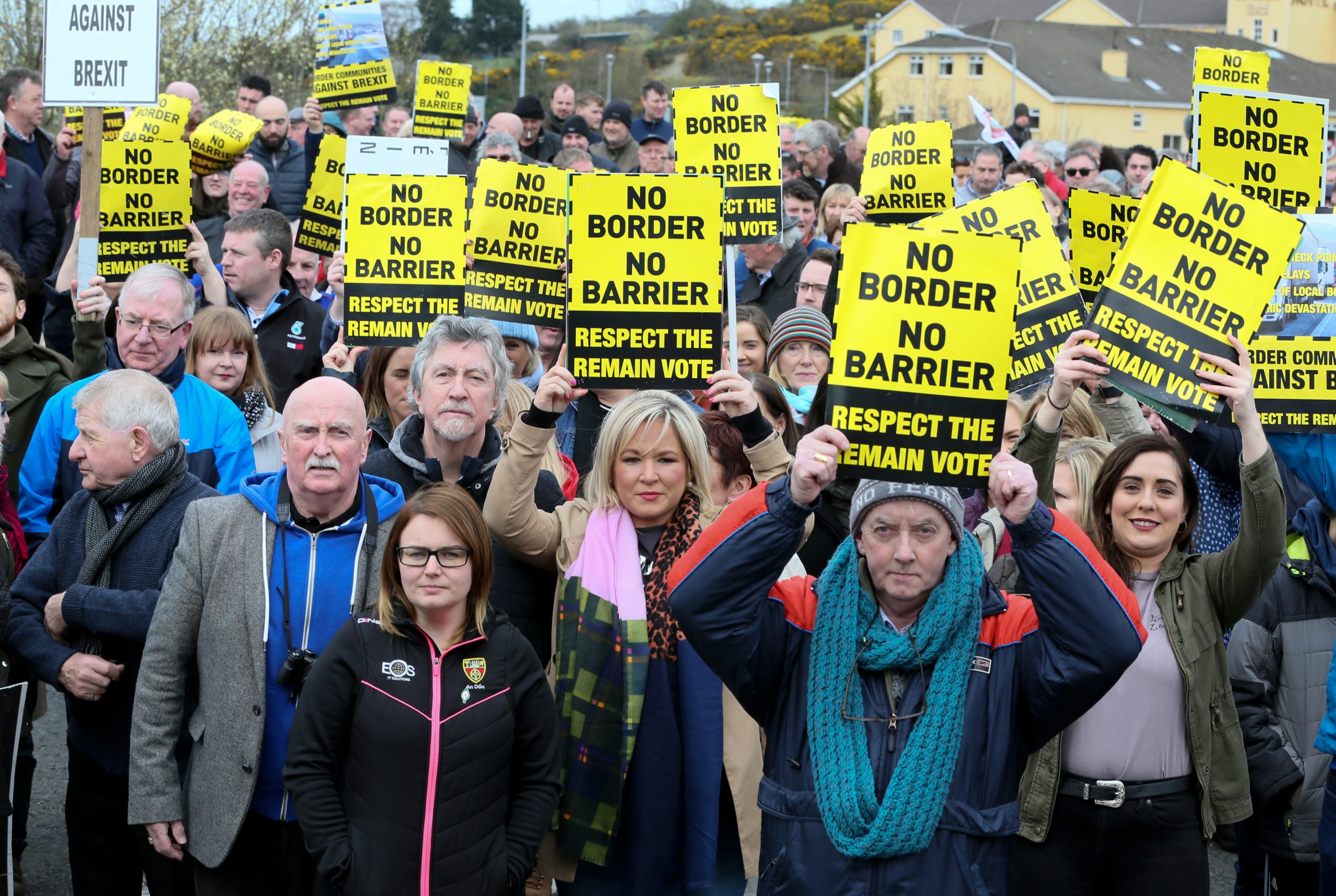 Centenas de pessoas manifestam-se na fronteira entre as duas irlandas contra saída da UE