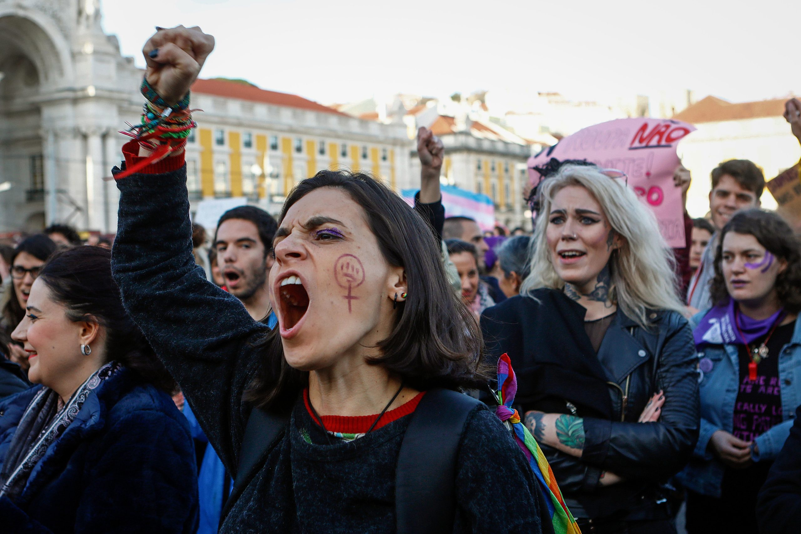 Milhares apoiam a greve feminista e uma luta que se faz “passo por passo”