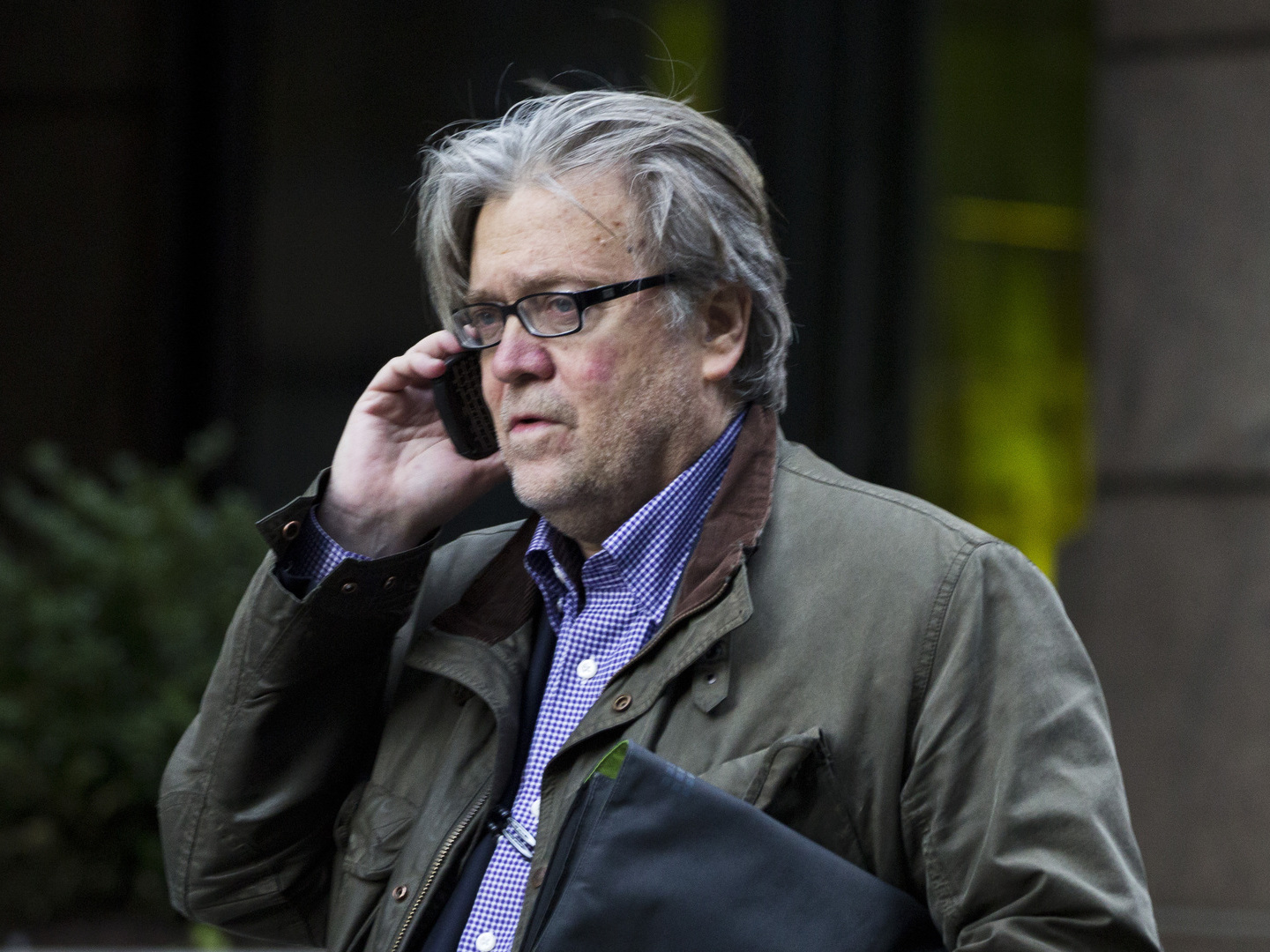 Steve Bannon é mais perigoso dentro ou fora da Casa Branca?
