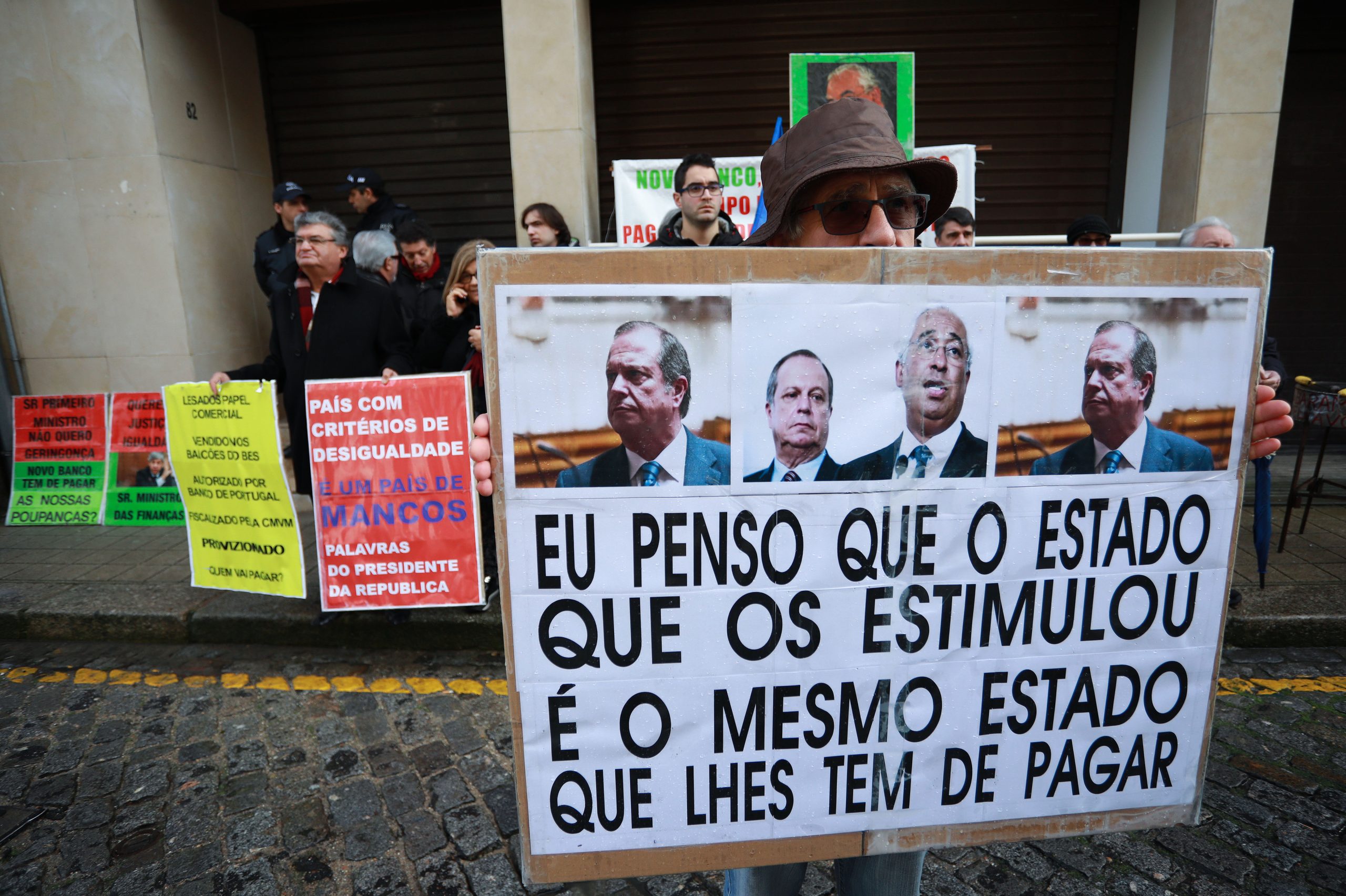 Lesados do papel comercial acusam Governo de os “estar a burlar”