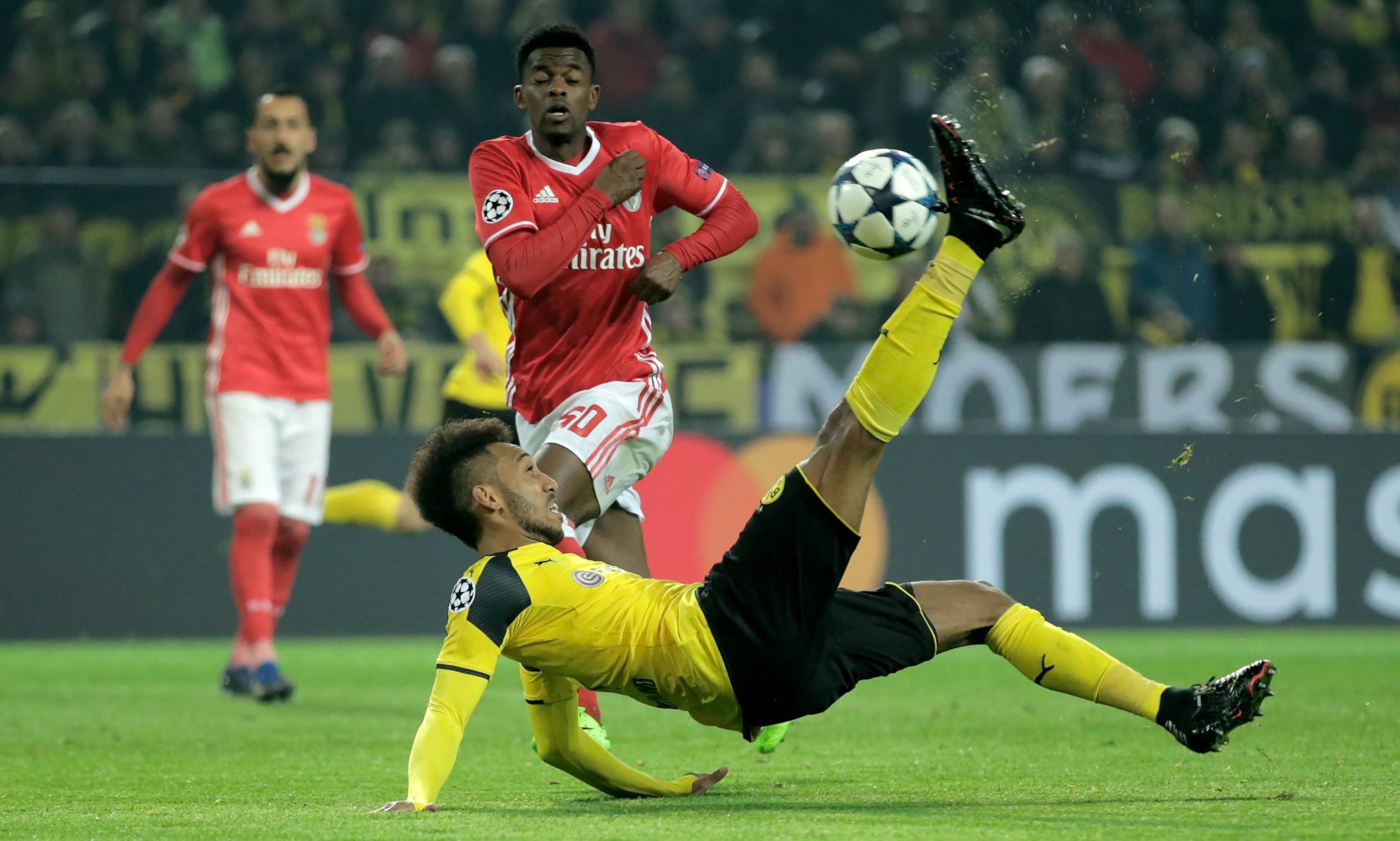 Benfica perde com Borussia Dortmund e é afastado da Liga dos Campeões