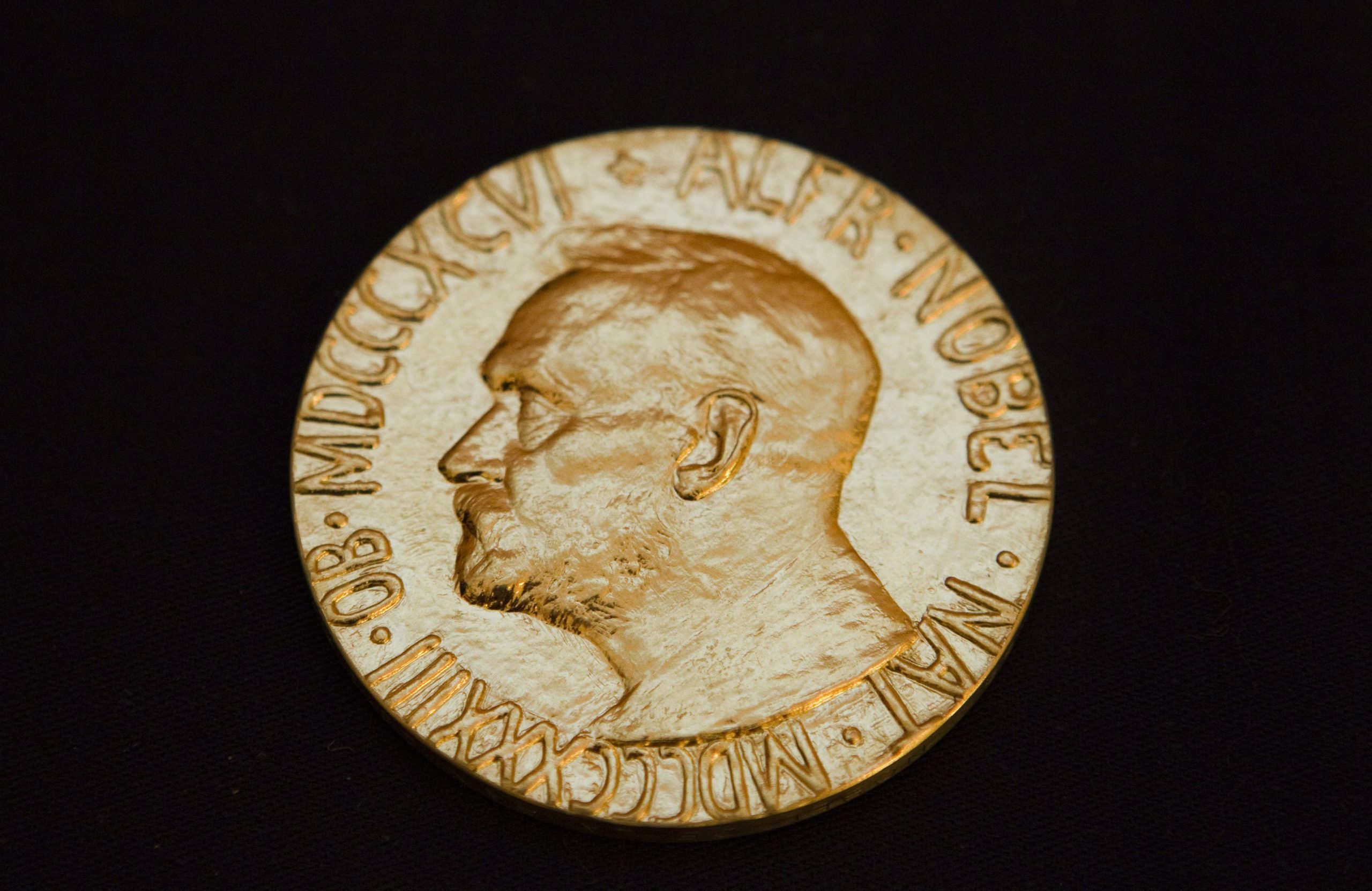 Cientistas de Coimbra invalidam teoria distinguida com Nobel da Química