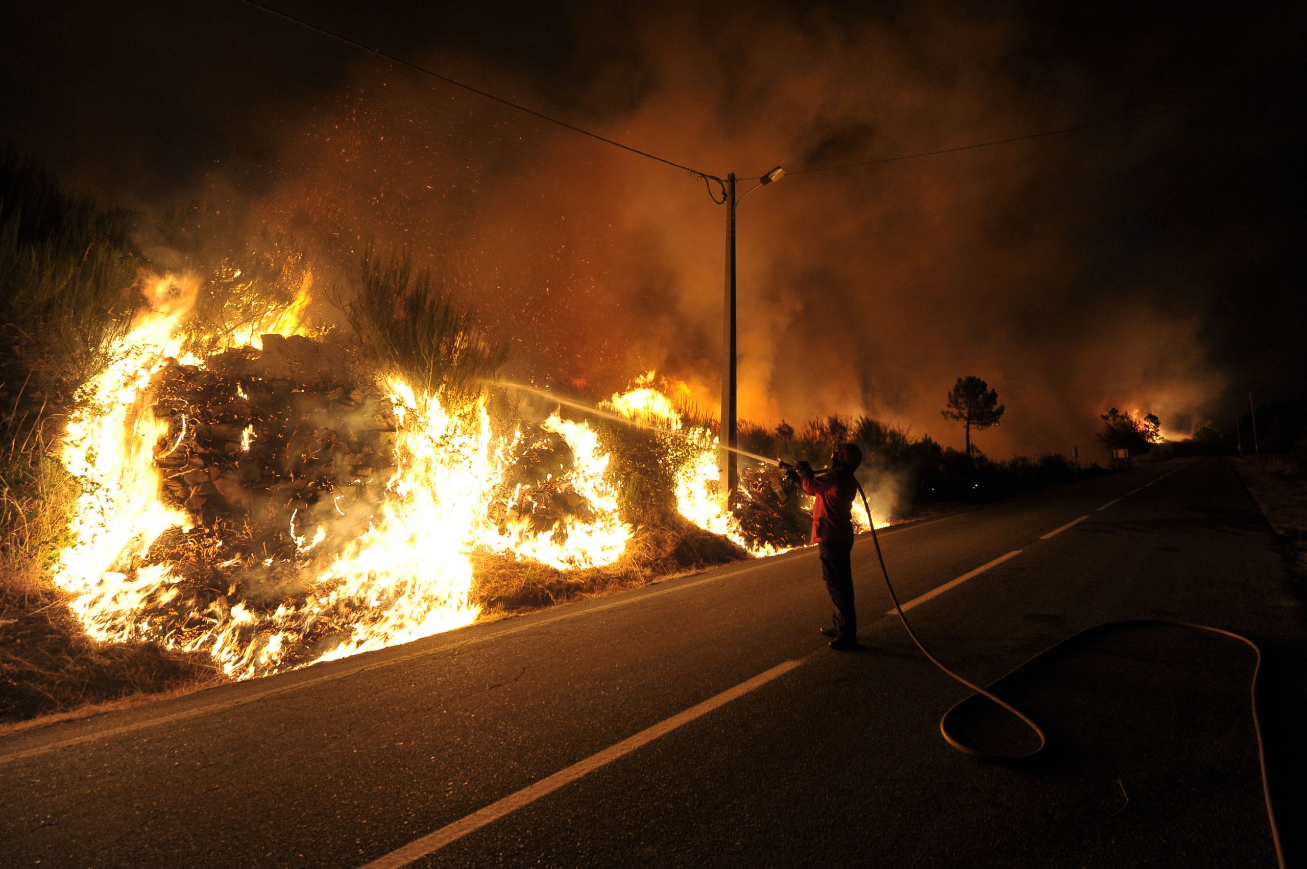 Mais de 900 operacionais no combate a 21 fogos activos