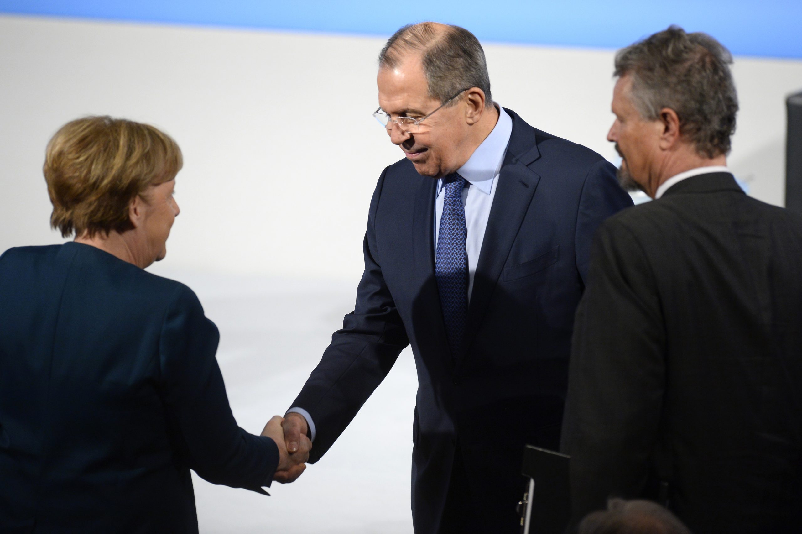 Mais ou menos NATO? Merkel quer mais, Rússia diz que é relíquia da Guerra Fria
