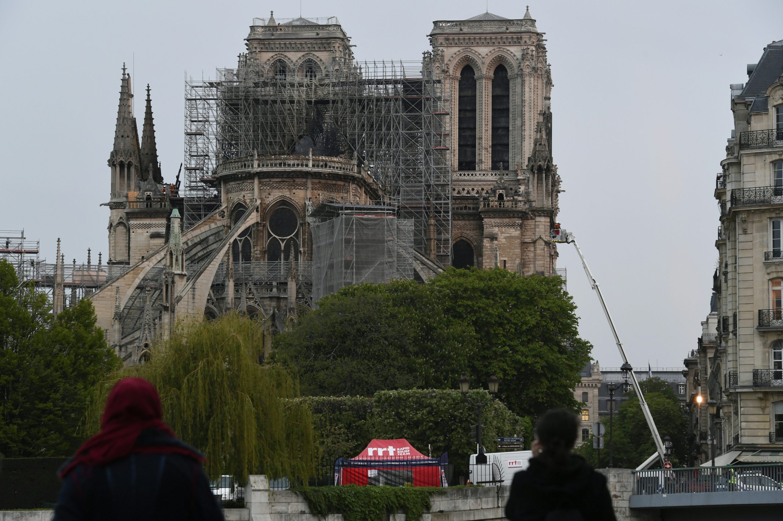 Onda de calor na Europa ameaça estrutura da catedral de Notre Dame