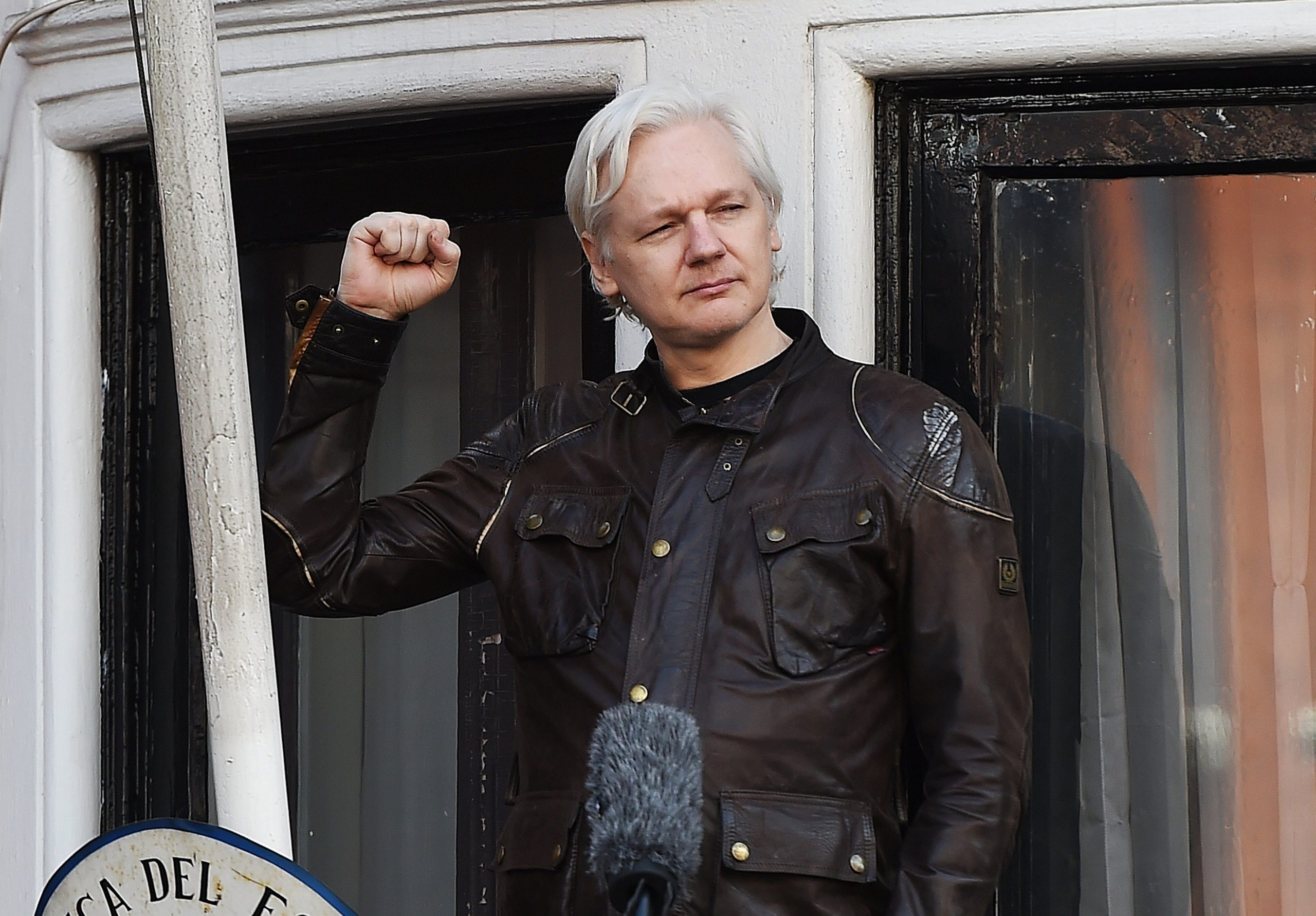 Em dia de “vitória”, Assange deixa recado: “a guerra está a começar agora”