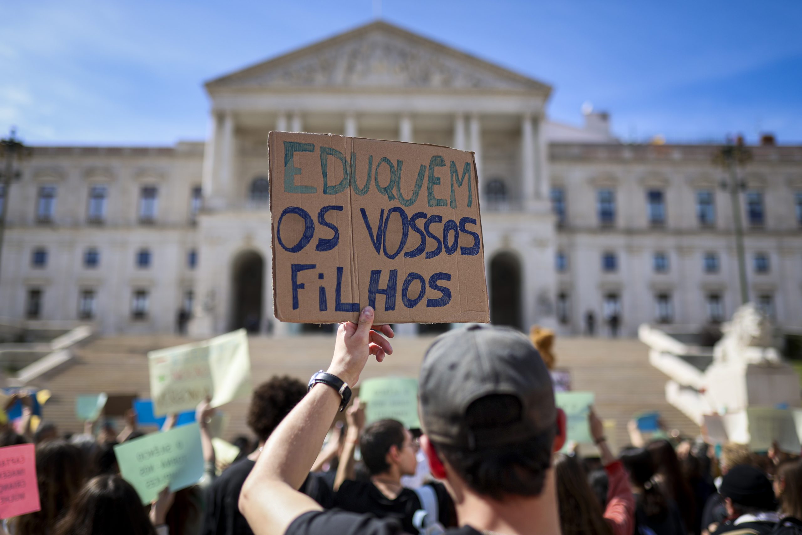 Protesto “A Violência não se filma, condena-se” reúne centenas junto à Assembleia
