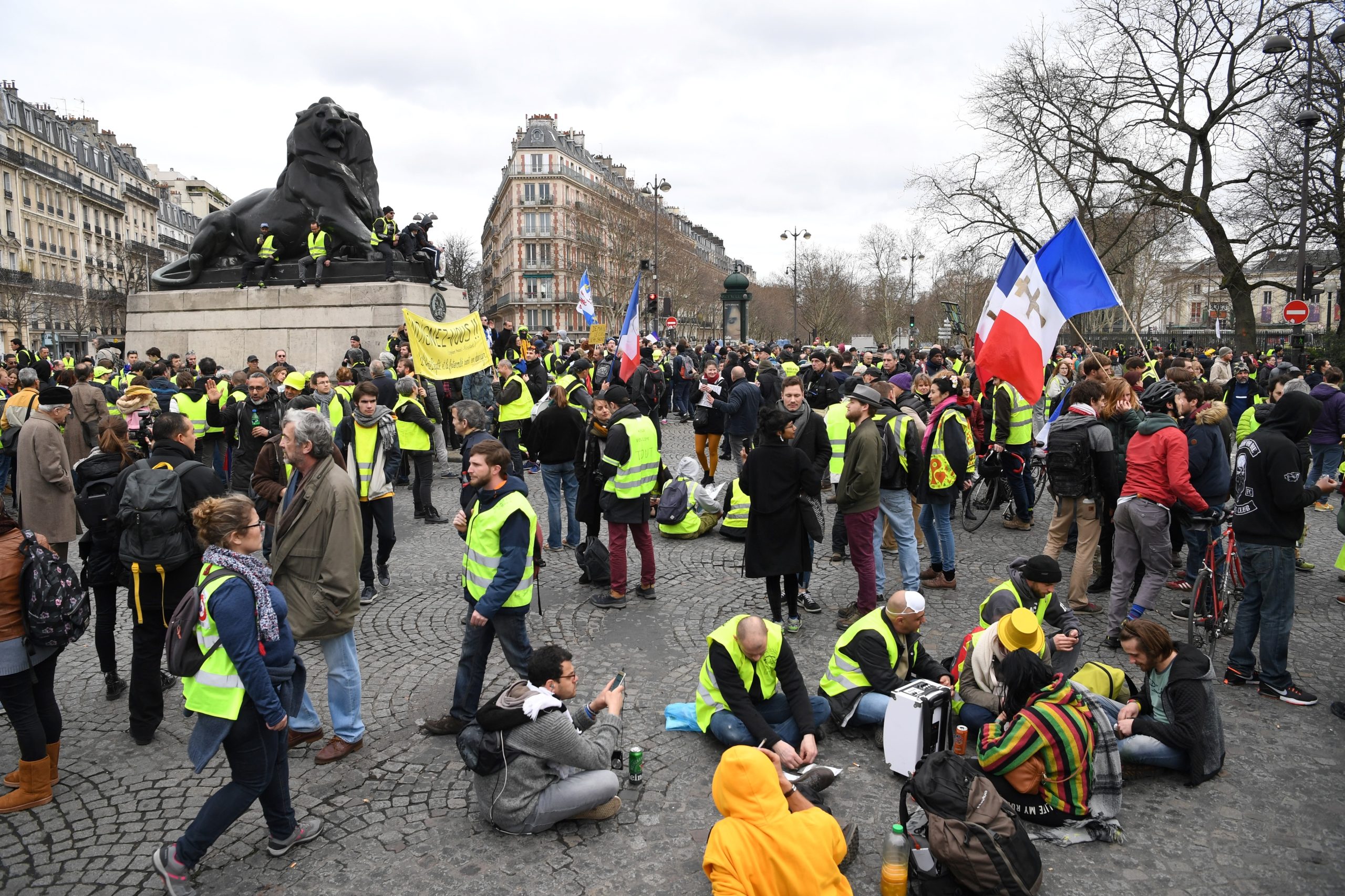 Novos protestos dos “coletes amarelos” em França num mês crucial para o movimento