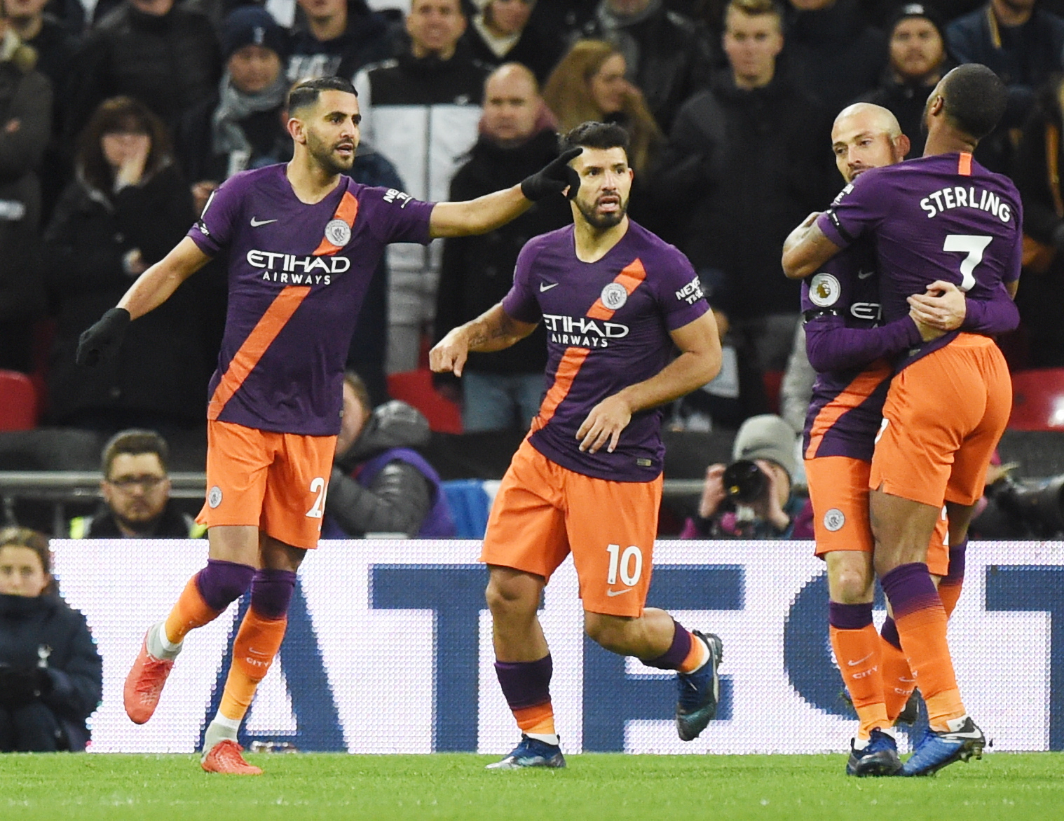 Manchester City, com Bernardo Silva no onze, vence Tottenham e retoma liderança