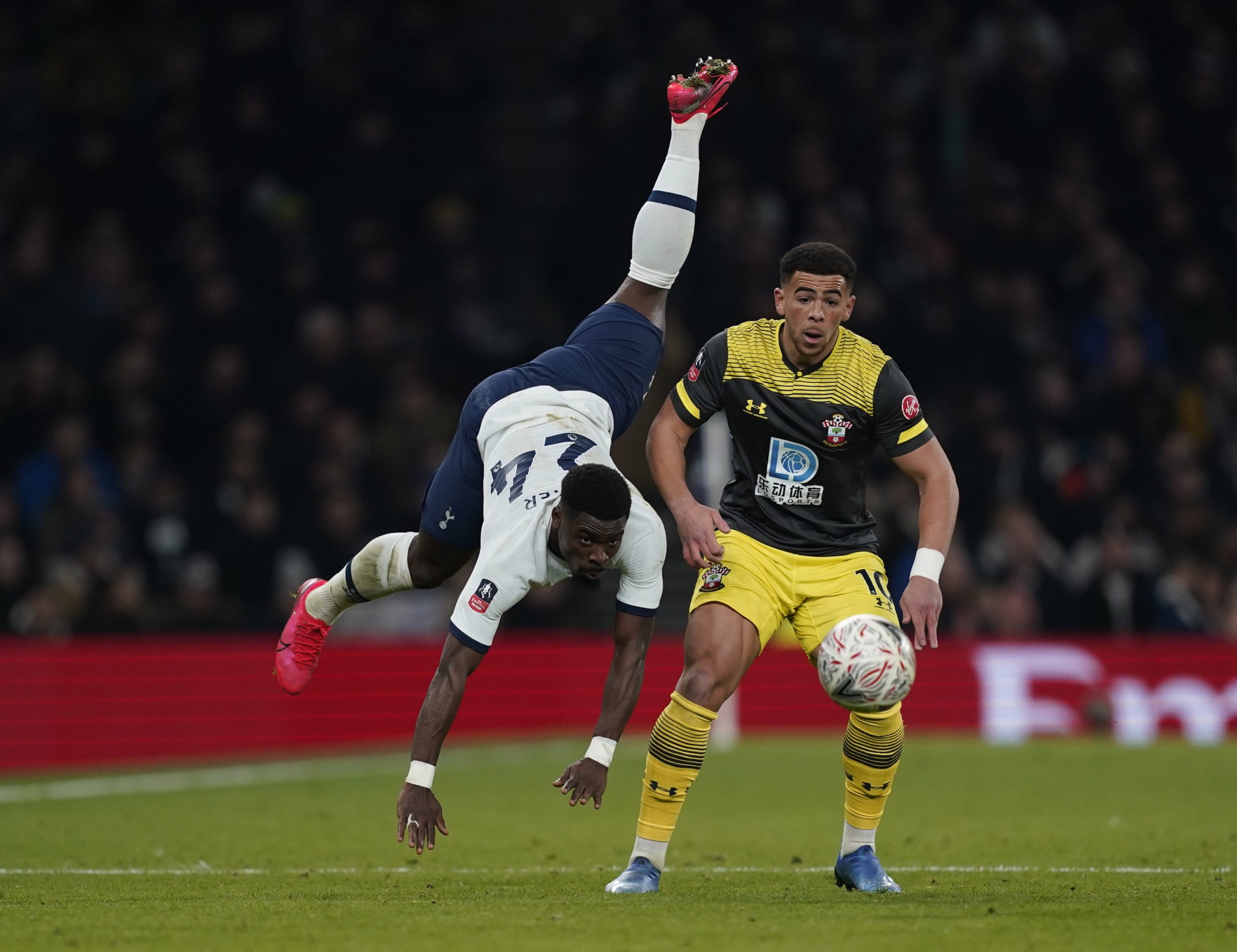 Tottenham, de Mourinho, vence Southampton e alcança ‘oitavos’ da Taça