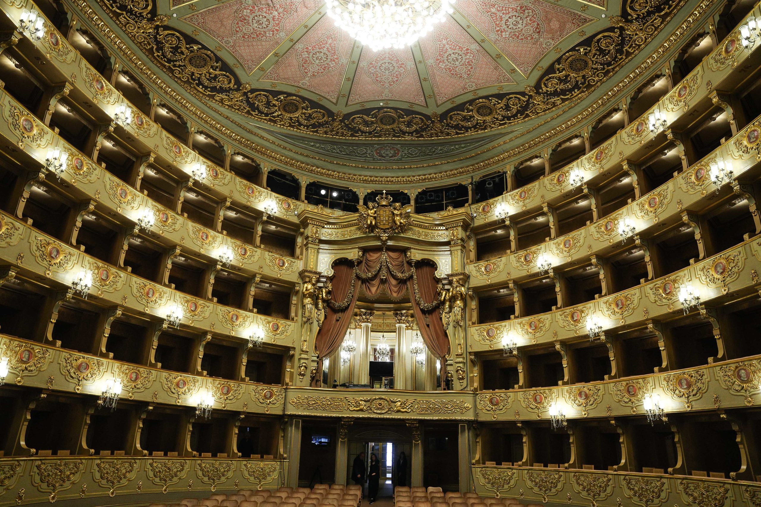 Teatro São Carlos encerra para obras do PRR que deverão terminar em 2026