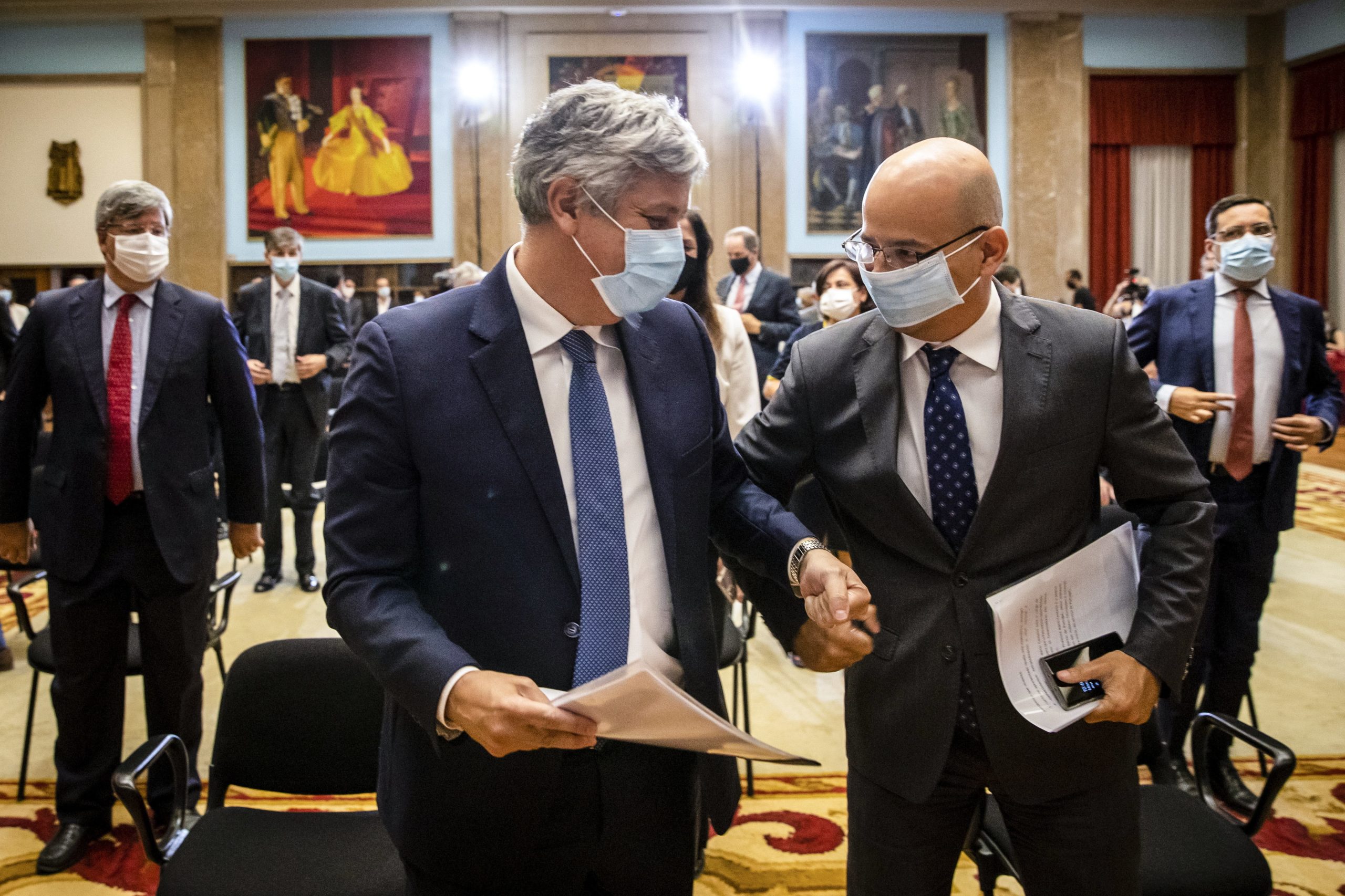 Deputados aprovam audições urgentes de ministro das Finanças e governador do Banco de Portugal