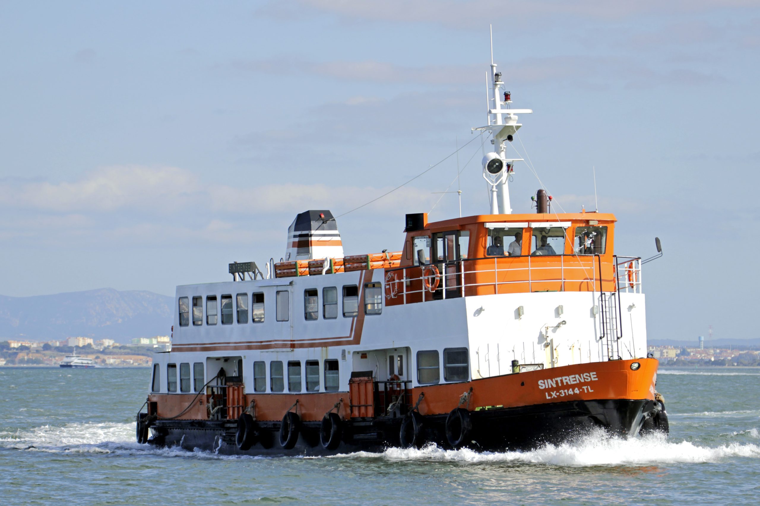 Câmara do Seixal exige mais carreiras no transporte fluvial no Tejo