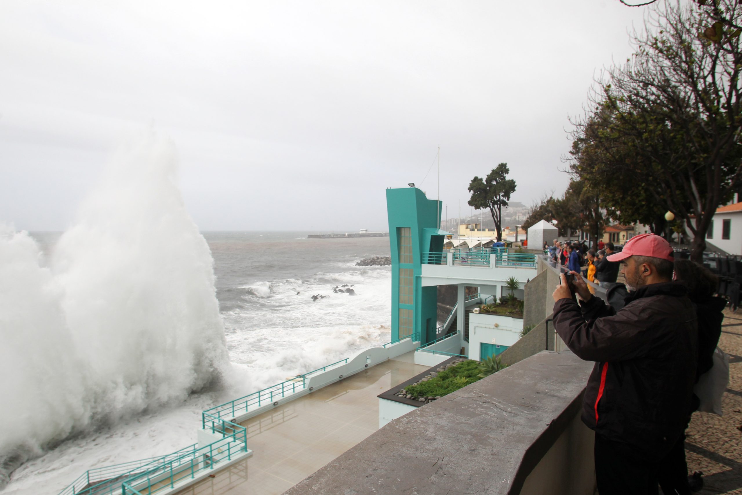 Capitania do Funchal prolonga até terça-feira aviso de agitação marítima forte
