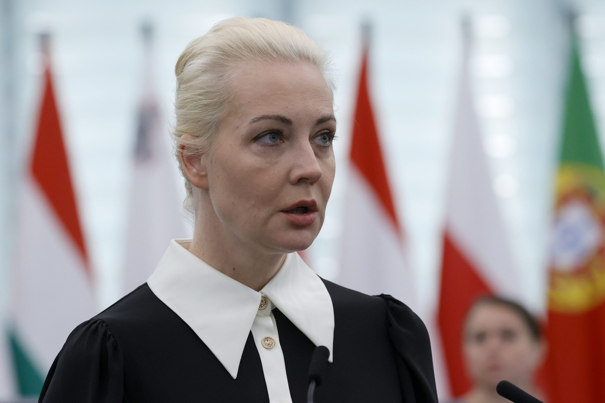 Viúva de Navalny quer candidatar-se às eleições russas quando Governo de Putin cair