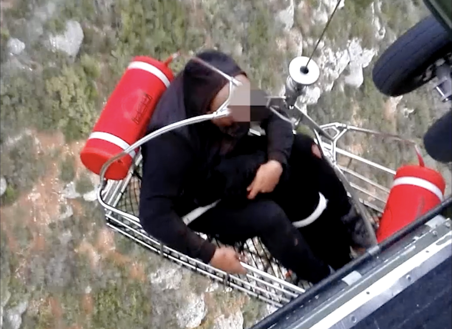 Força Aérea salva homem e cão após queda de falésia em Sesimbra. Este foi o primeiro resgate do ano