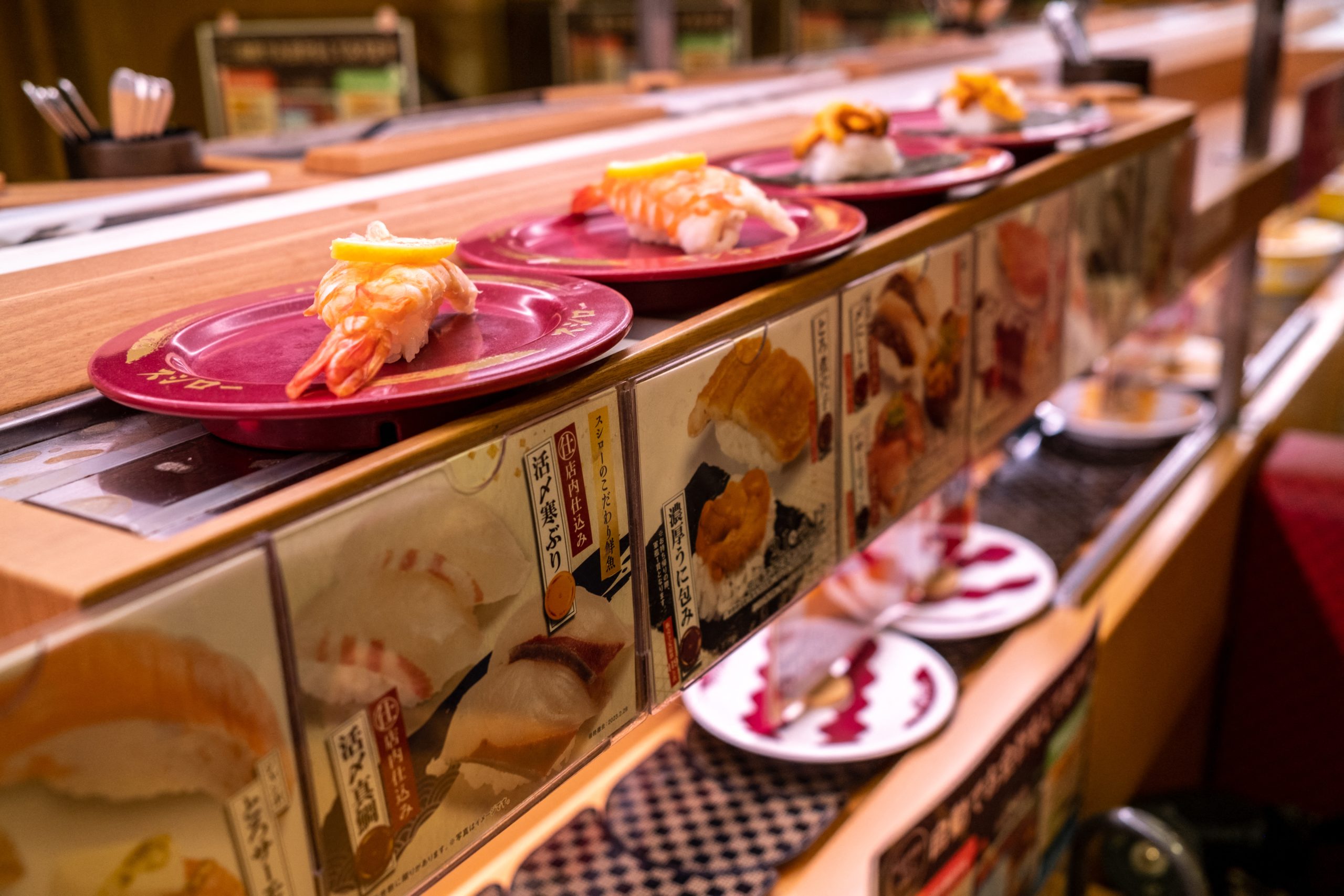 “Terrorismo do sushi”. Brincadeiras pouco higiénicas em restaurantes provocam indignação no Japão