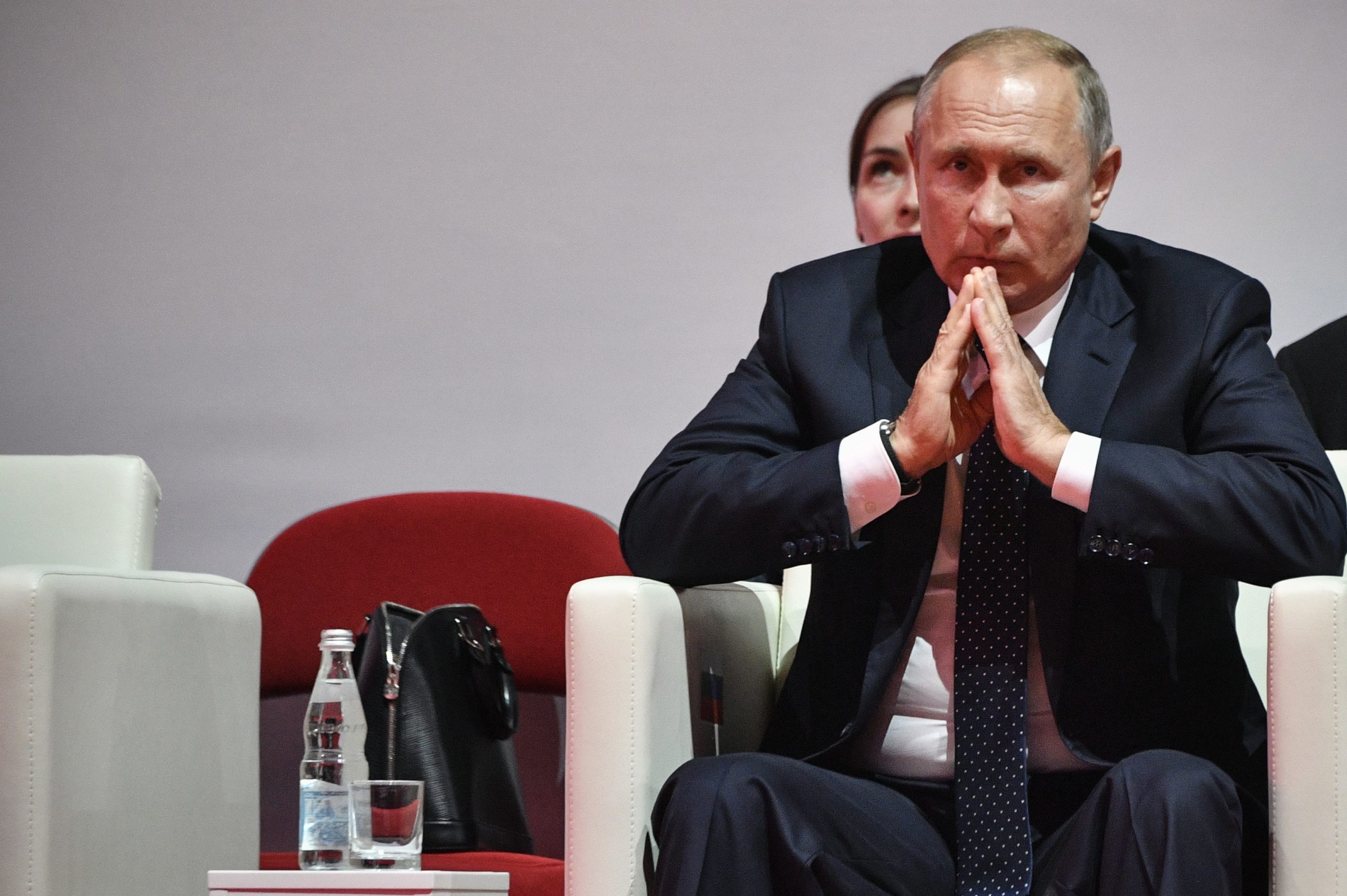 Macron e Putin negoceiam possível cimeira sobre a Ucrânia em Paris