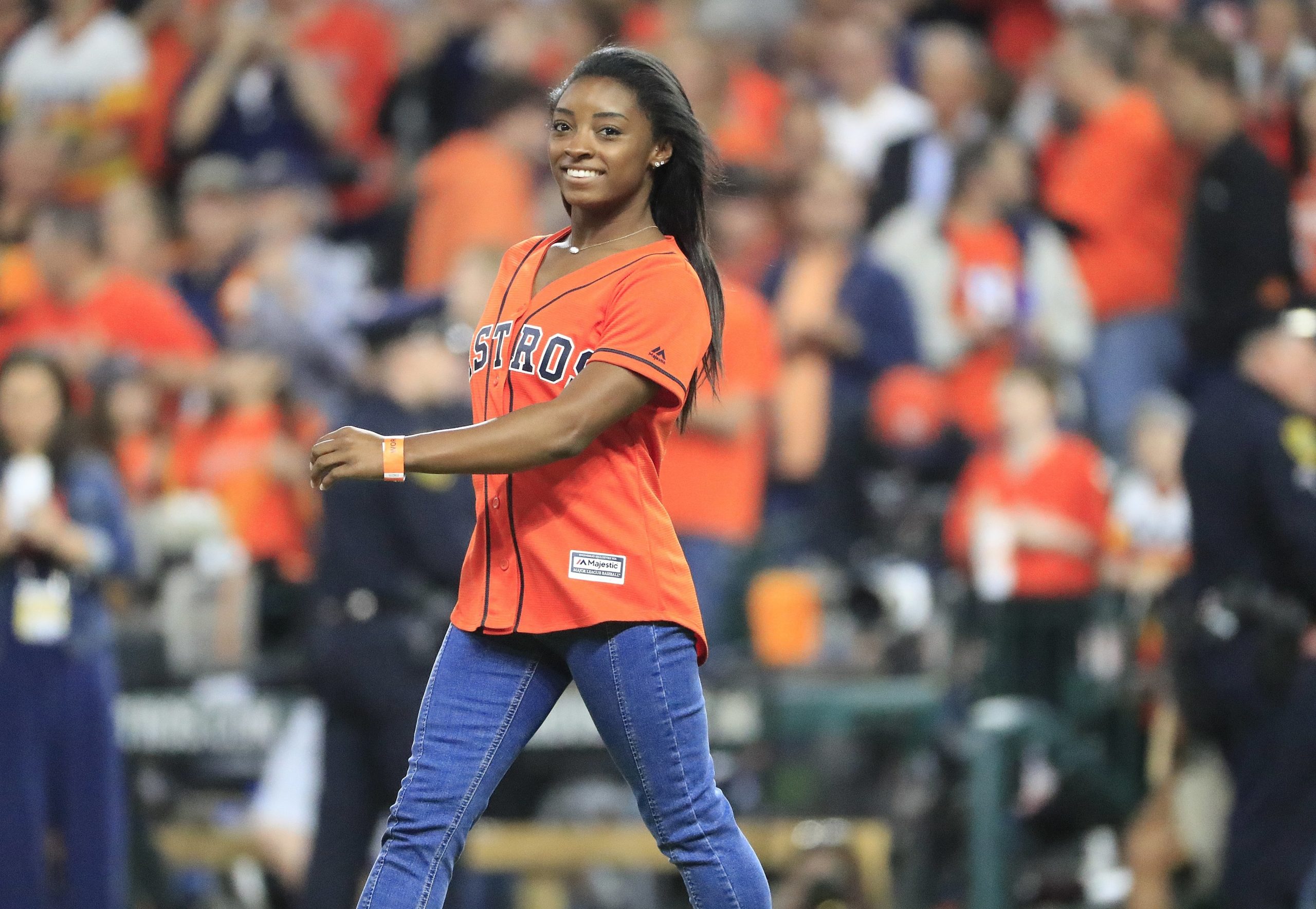 Simone Biles vai disputar Mundial apesar de cálculo renal