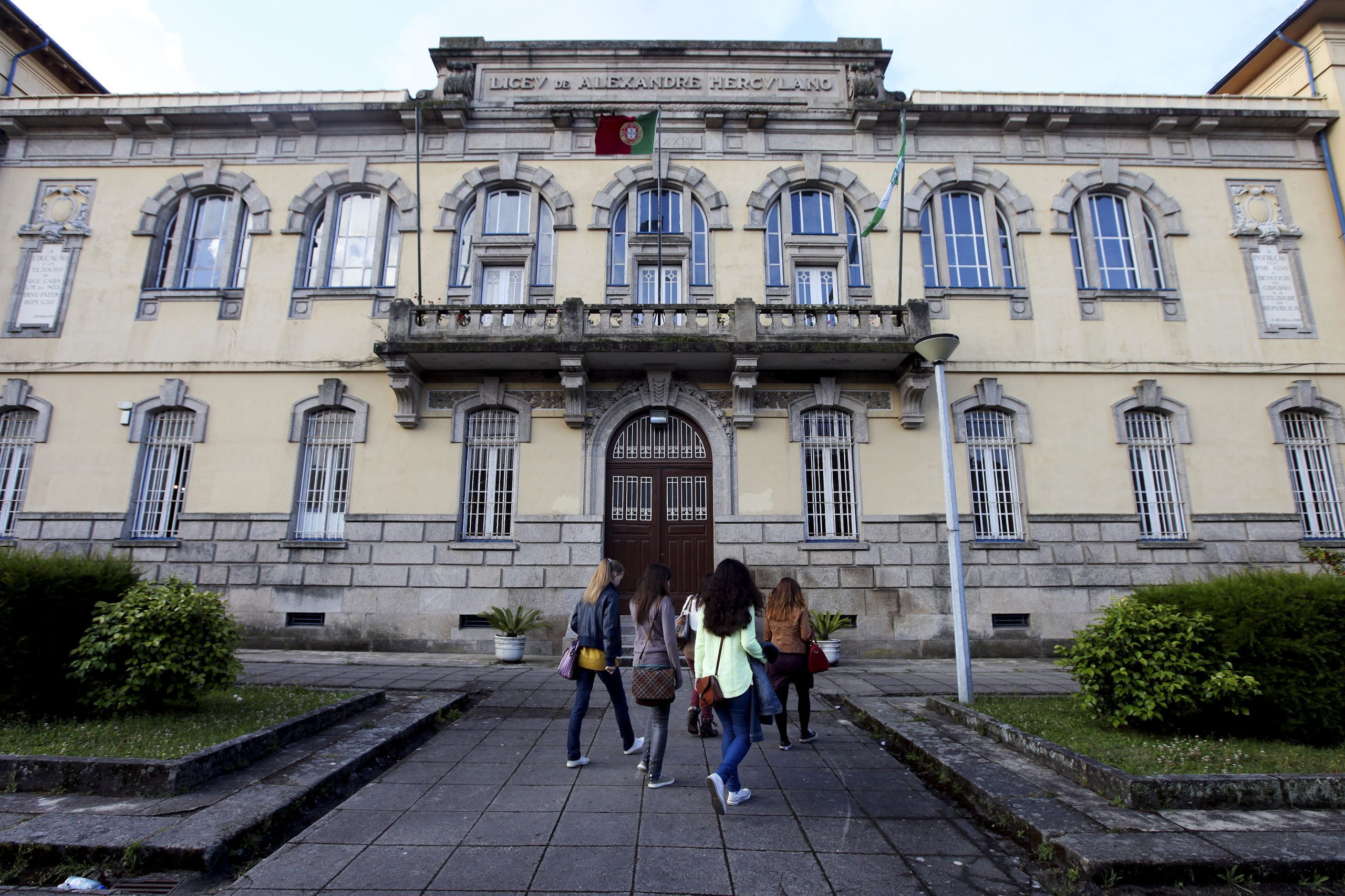 Queda de três árvores obriga a encerrar escola Alexandre Herculano no Porto