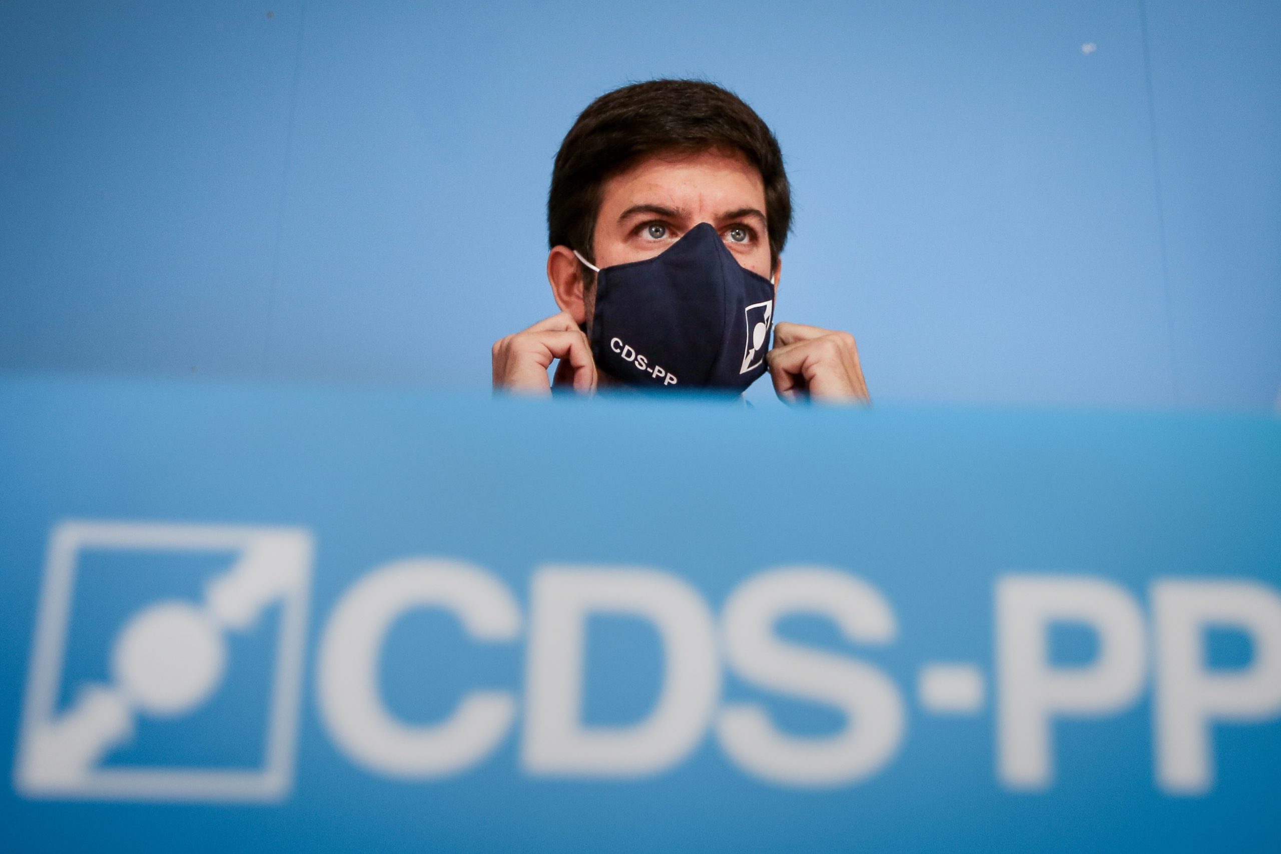 Líder centrista ataca sondagem “de alfaiate, feita à medida de quem manda” e vai apresentar queixa na ERC
