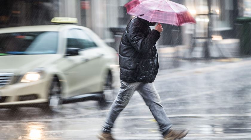 Quatro distritos com aviso amarelo por causa da chuva e vento