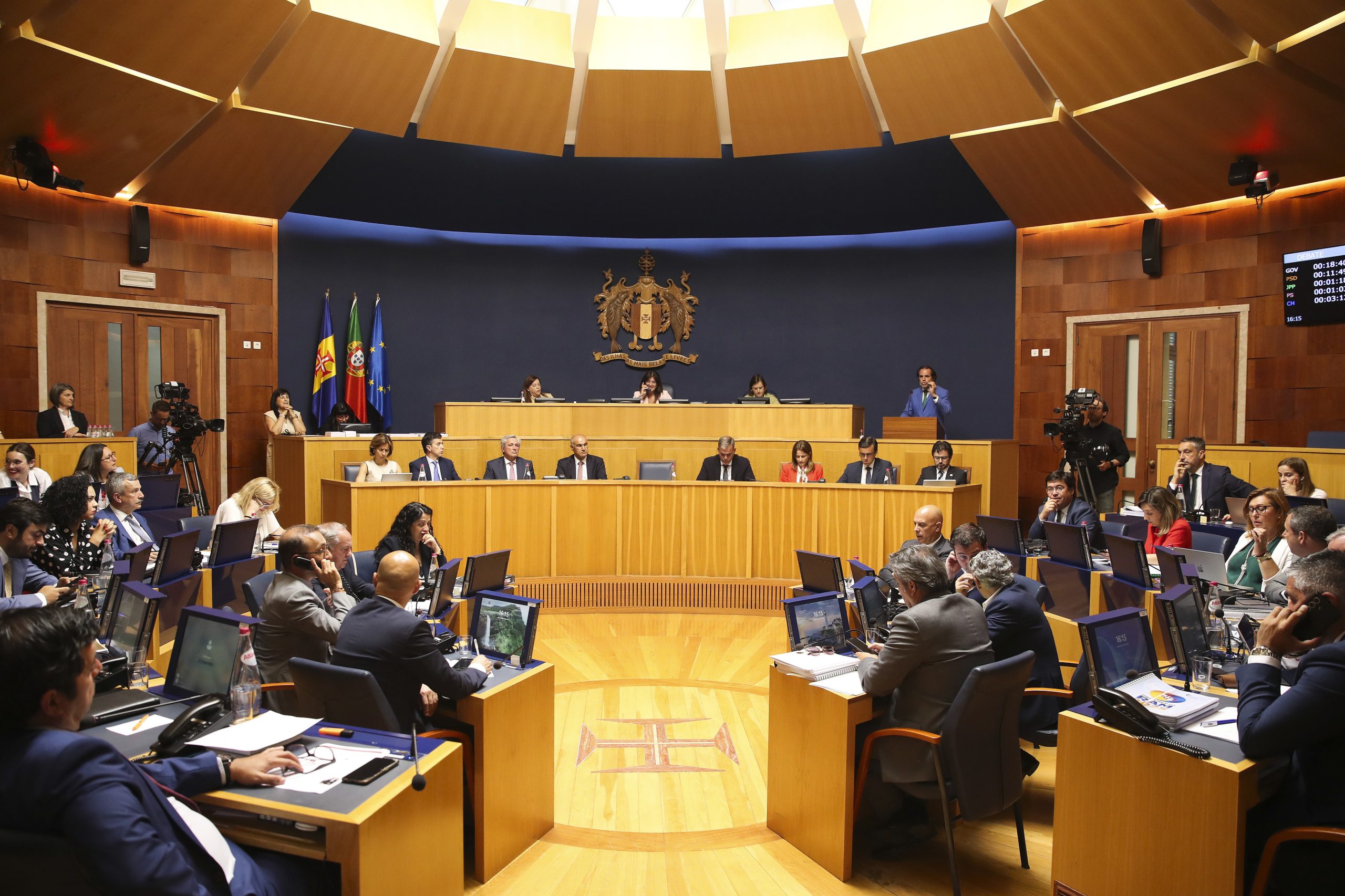 Secretário de Turismo da Madeira pede desculpa por chamar “burras” e “gaja” a deputadas