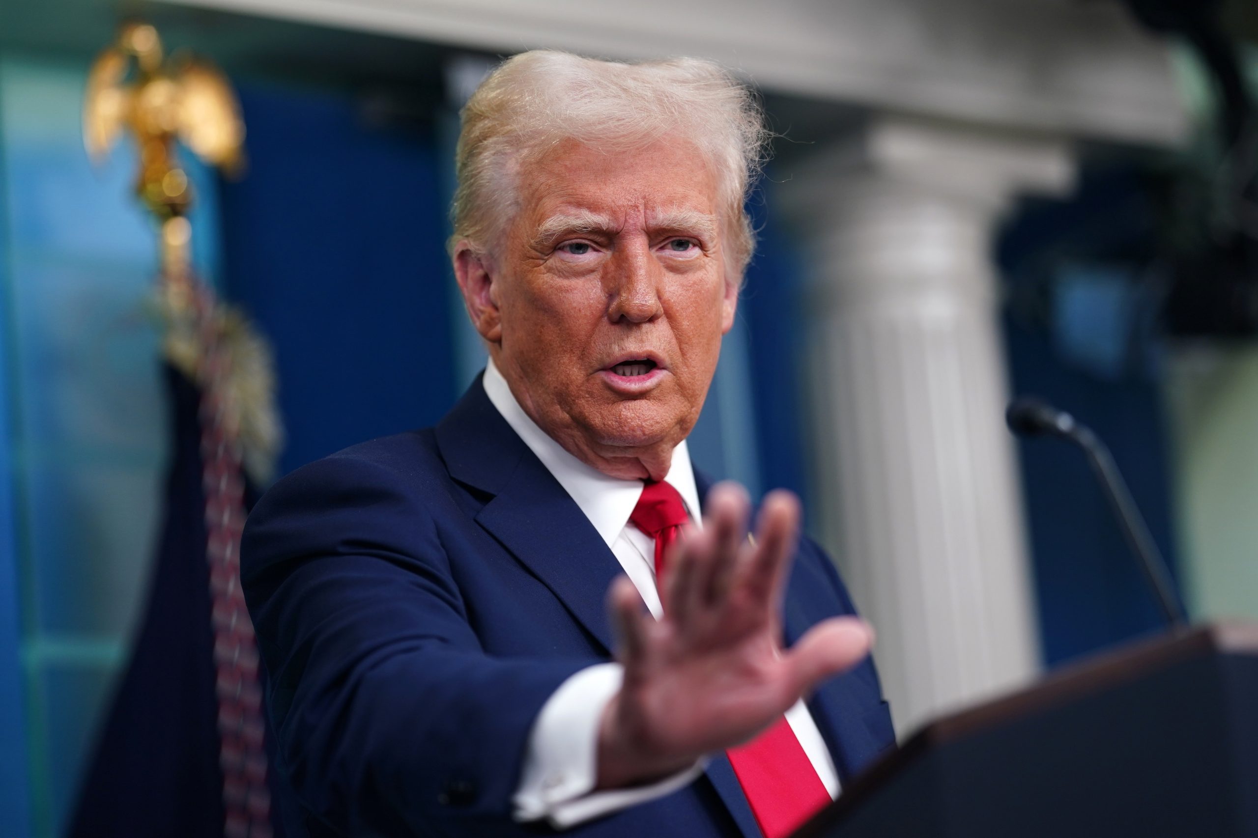 Guerra comercial: Trump diz que tarifas a Canadá e México seguirão em frente “segundo o programado”