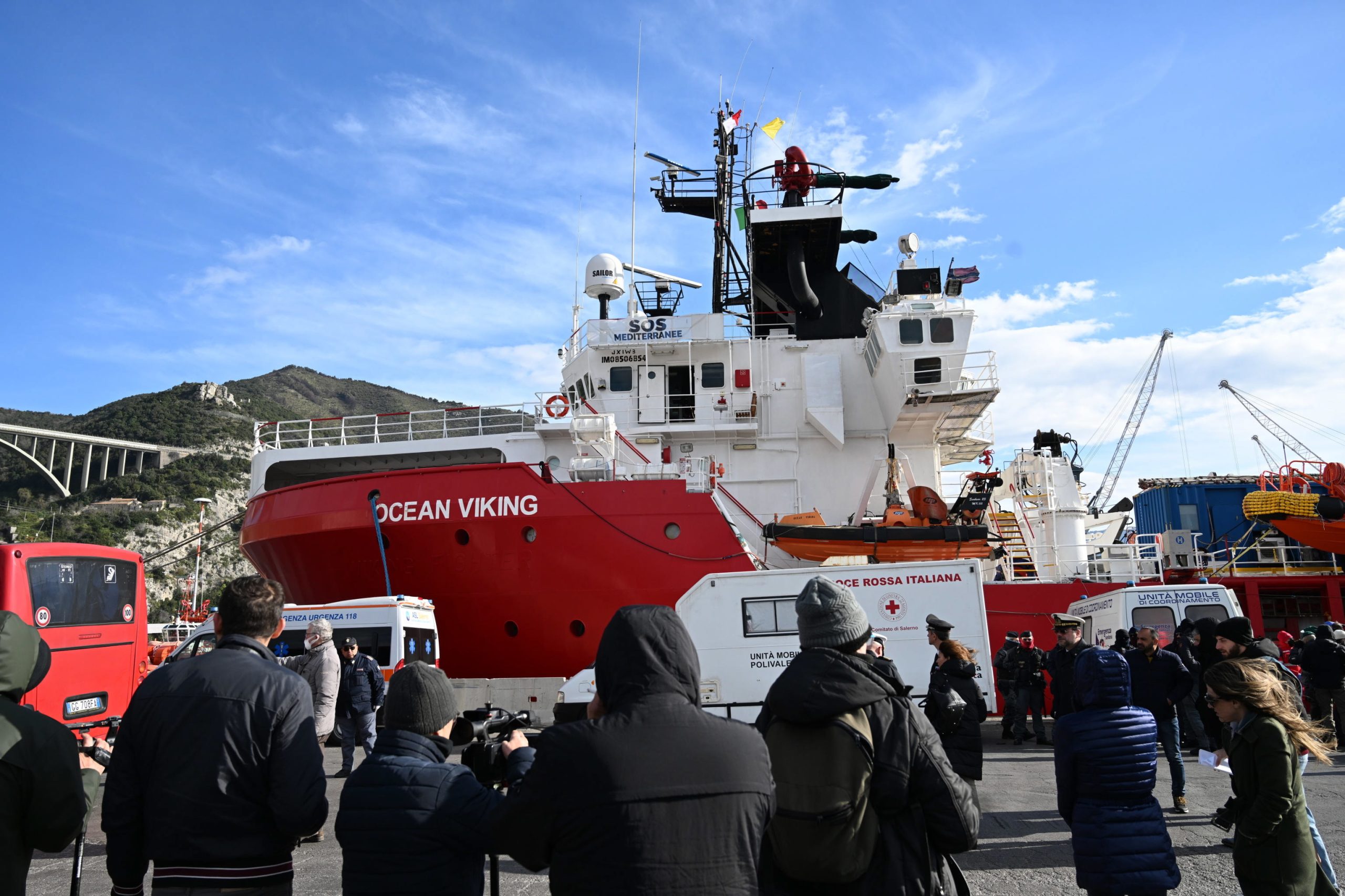 Navio de resgate Ocean Viking volta ao mar após dez dias de retenção em Itália