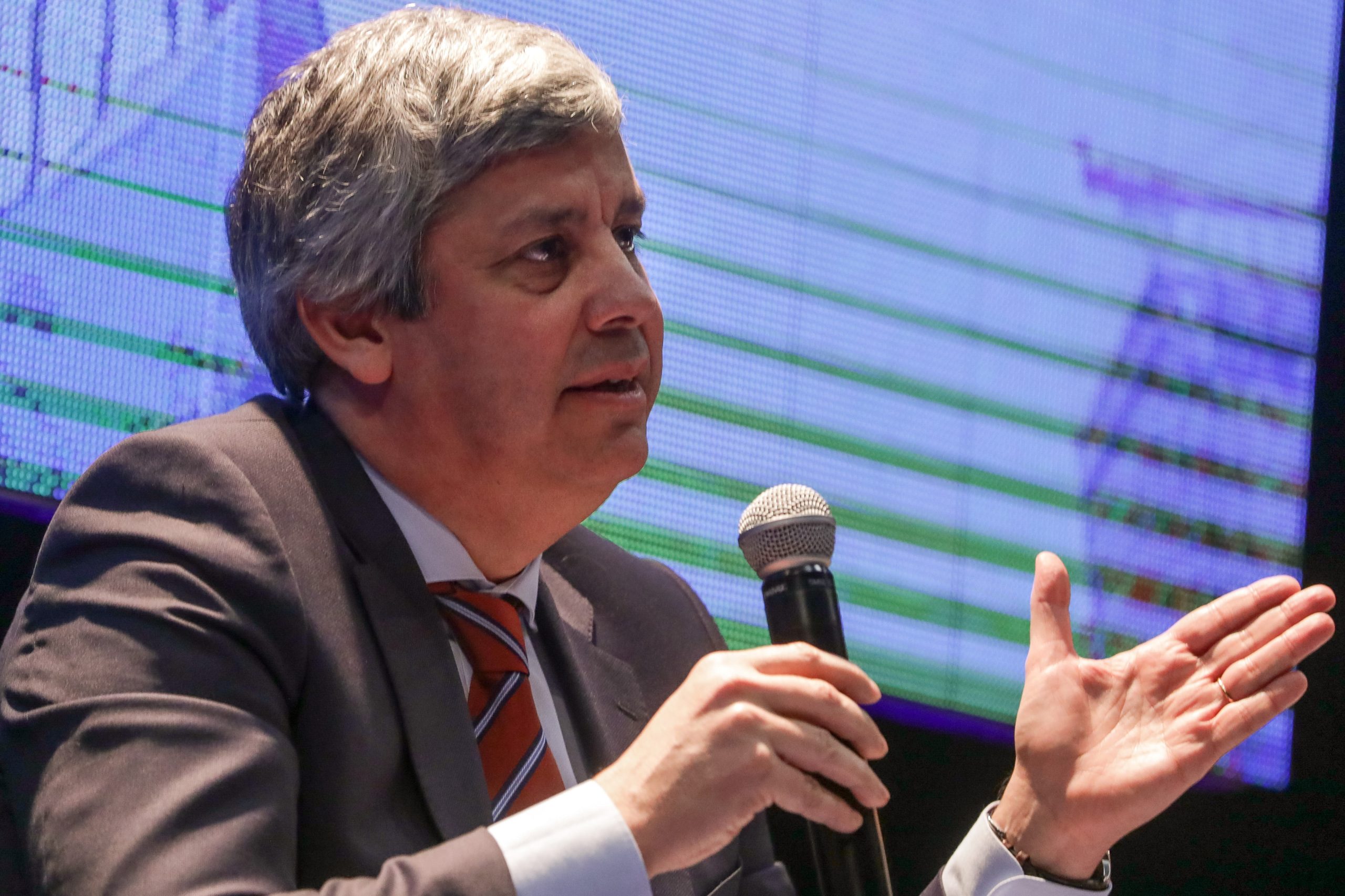 Ministro das Finanças diz que já foram abertos 16 concursos para integração de precários