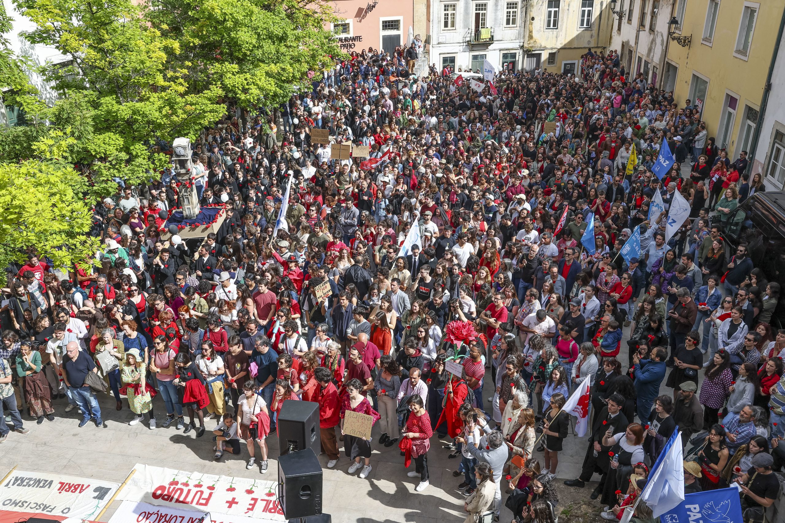 Mais de oito mil pessoas saem à rua pela democracia em Coimbra